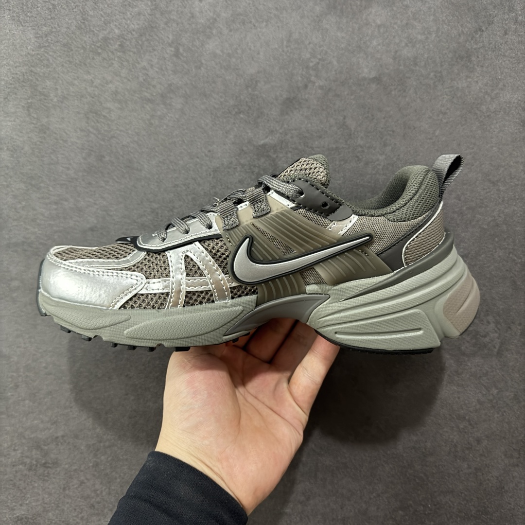 图片[2]-【公司级】NK V2k Runtekk 复古老爹鞋跑步鞋 HQ1678-200 材质上使用大面积网眼 皮革 TPU 组成 支撑和透气性肯定不错 中底处由 Cushlon 泡绵打造 保证在压马路时可以提供优秀脚感 并通过一手做旧氧化效果突出复古感 中底造型很容易让大家联想到巴黎世家3XL 增高效果同样不能忽视 尺码：36-45-选品中心