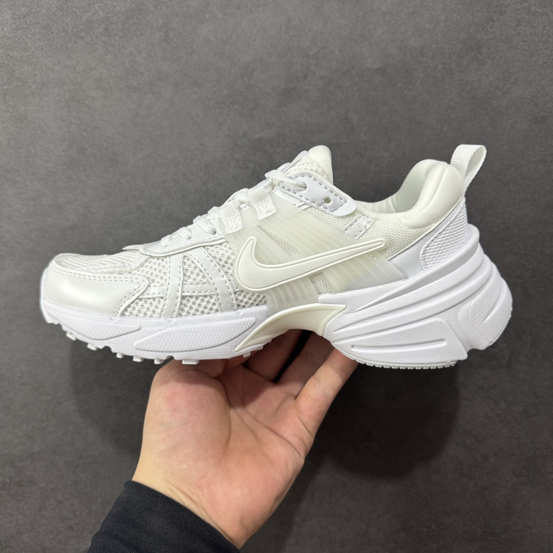 图片[2]-【公司级】NK V2k Runtekk 复古老爹鞋跑步鞋 FD0736-113 材质上使用大面积网眼 皮革 TPU 组成 支撑和透气性肯定不错 中底处由 Cushlon 泡绵打造 保证在压马路时可以提供优秀脚感 并通过一手做旧氧化效果突出复古感 中底造型很容易让大家联想到巴黎世家3XL 增高效果同样不能忽视 尺码：36-45-选品中心