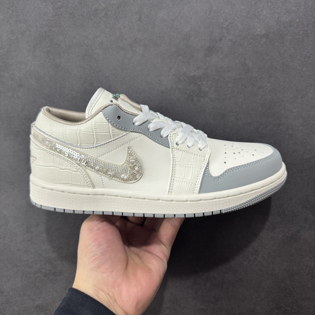 【K版】Air Jordan AJ1 Low 低帮 灰白 IH7323-100 全新流水线出品 市场第二梯队最强版 全部原鞋开发 原楦原纸板开发 全鞋电脑针车 原厂内置全掌气垫 原盒内在原标 唯一Zp原版鞋带绑法 免检产品 全新2022版型 全头层皮料 完美零毛边处理 原厂配置全掌气垫 价格定位良心 新配色陆续出货 尺码:36 36.5 37.5 38 38.5 39 40 40.5 41 42 42.5 43 44 44.5 45-选品中心