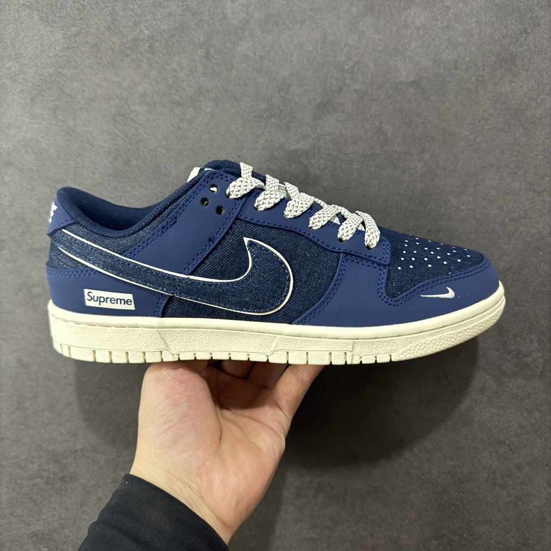 【定制版】Nike SB Dunk Low x Supreme 蓝黑小勾 纯原大厂出品 极力推荐 原装头层材料 独家版型蒸餾加工 帶來的是更好的视觉和脚感体验 大厂纯原品质出货 清洁度 电绣工艺 皮料切割干净无任何毛边 细节完美 货号:XD1588 222 尺码:36 36.5 37.5 38 38.5 39 40 40.5 41 42 42.5 43 44 44.5 45-选品中心