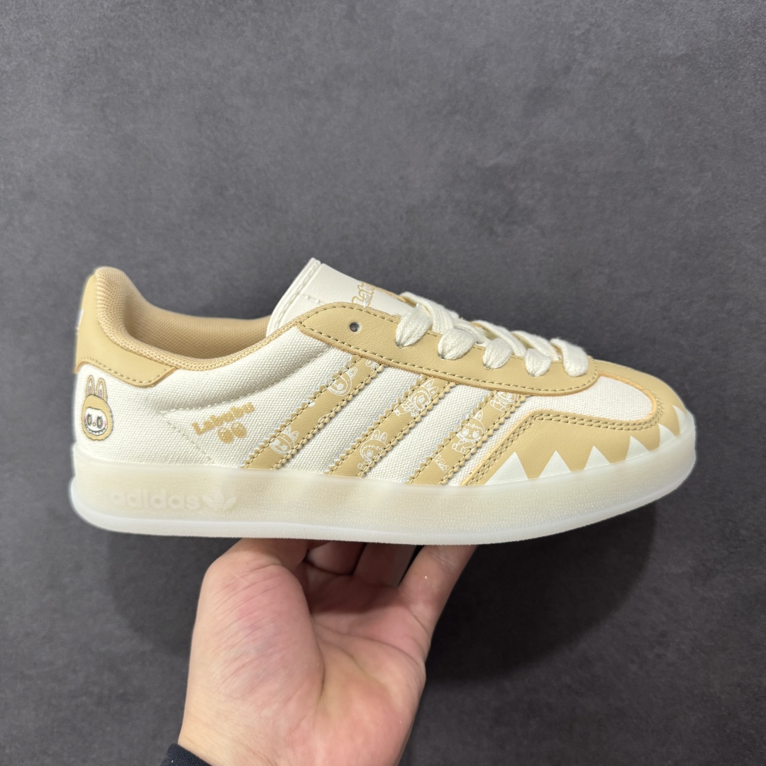 【定制版】adidas originals Samba OG 橙白拉布布 桑巴舞系列复古经典轻便板鞋 此款以简约大方的造型设计 给人以随性休闲的时尚格调 穿着舒适轻便,运动灵活自如 满足日常个性穿搭 货号:DM1234 016 尺码:36 36.5 37 38 38.5 39 40 41 42 43 44 45-选品中心