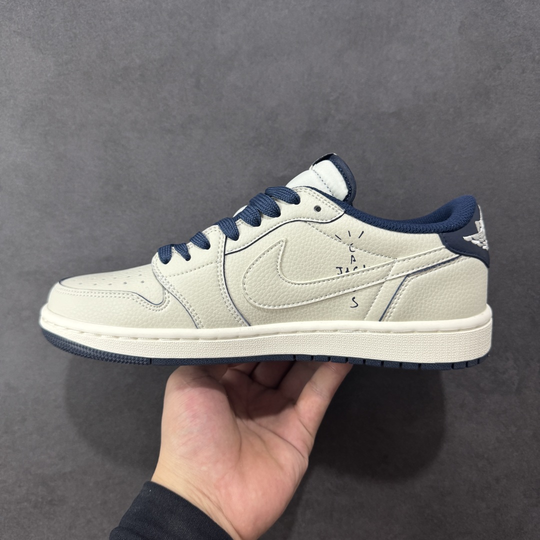 图片[2]-【定制版】Travis Scott x Fragment Design x Air Jordan 1 Low OG SP AJ1 乔1 闪电联名 低帮文化休闲板鞋 LK1099-065  #多方联名合作融合了Travis Scott 独特的音乐风格，藤原浩个性的设计风格以及Jordan品牌的经典元素 使其成为一双具有独特身份和价值的鞋子 清新而立体的外观加上联名标识更突出了其独特身份 这种配色方案显示出活力和时尚感 在视觉上引人注目 鞋身的质感和细腻的细节处理使其显得高端而格调十足 这款“倒钩”联名是设计与创意完美结合 融合多方的个性风格是一款备受瞩目的潮流鞋款  尺码：36 36.5 37.5 38 38.5 39 40 40.5 41 42 42.5 43 44 44.5 45-选品中心