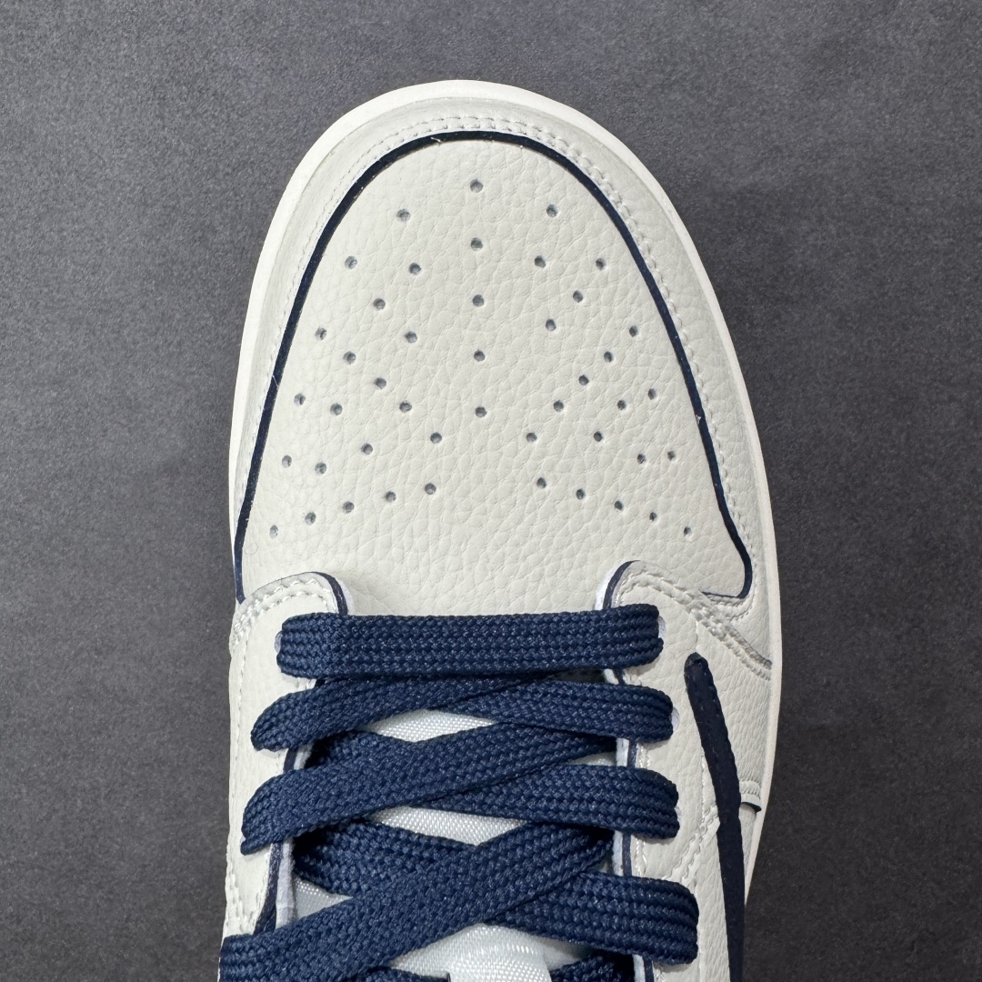 图片[8]-【定制版】Travis Scott x Fragment Design x Air Jordan 1 Low OG SP AJ1 乔1 闪电联名 低帮文化休闲板鞋 LK1099-065  #多方联名合作融合了Travis Scott 独特的音乐风格，藤原浩个性的设计风格以及Jordan品牌的经典元素 使其成为一双具有独特身份和价值的鞋子 清新而立体的外观加上联名标识更突出了其独特身份 这种配色方案显示出活力和时尚感 在视觉上引人注目 鞋身的质感和细腻的细节处理使其显得高端而格调十足 这款“倒钩”联名是设计与创意完美结合 融合多方的个性风格是一款备受瞩目的潮流鞋款  尺码：36 36.5 37.5 38 38.5 39 40 40.5 41 42 42.5 43 44 44.5 45-选品中心