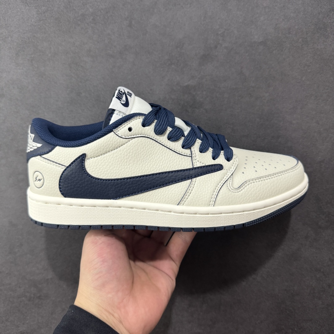 【定制版】Travis Scott x Fragment Design x Air Jordan 1 Low OG SP AJ1 乔1 闪电联名 低帮文化休闲板鞋 LK1099-065  #多方联名合作融合了Travis Scott 独特的音乐风格,藤原浩个性的设计风格以及Jordan品牌的经典元素 使其成为一双具有独特身份和价值的鞋子 清新而立体的外观加上联名标识更突出了其独特身份 这种配色方案显示出活力和时尚感 在视觉上引人注目 鞋身的质感和细腻的细节处理使其显得高端而格调十足 这款“倒钩”联名是设计与创意完美结合 融合多方的个性风格是一款备受瞩目的潮流鞋款  尺码:36 36.5 37.5 38 38.5 39 40 40.5 41 42 42.5 43 44 44.5 45-选品中心