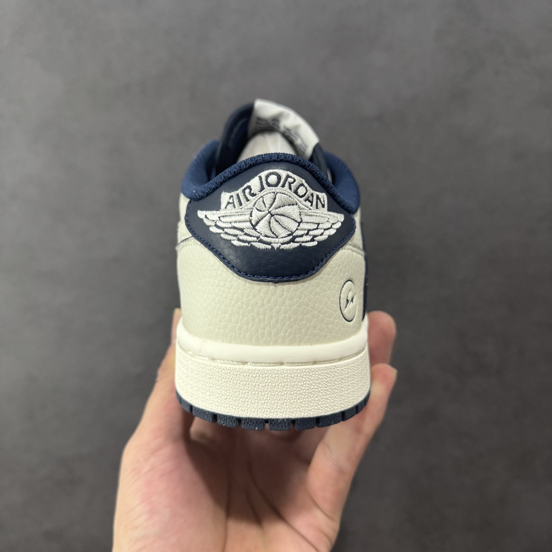 图片[4]-【定制版】Travis Scott x Fragment Design x Air Jordan 1 Low OG SP AJ1 乔1 闪电联名 低帮文化休闲板鞋 LK1099-065  #多方联名合作融合了Travis Scott 独特的音乐风格，藤原浩个性的设计风格以及Jordan品牌的经典元素 使其成为一双具有独特身份和价值的鞋子 清新而立体的外观加上联名标识更突出了其独特身份 这种配色方案显示出活力和时尚感 在视觉上引人注目 鞋身的质感和细腻的细节处理使其显得高端而格调十足 这款“倒钩”联名是设计与创意完美结合 融合多方的个性风格是一款备受瞩目的潮流鞋款  尺码：36 36.5 37.5 38 38.5 39 40 40.5 41 42 42.5 43 44 44.5 45-选品中心