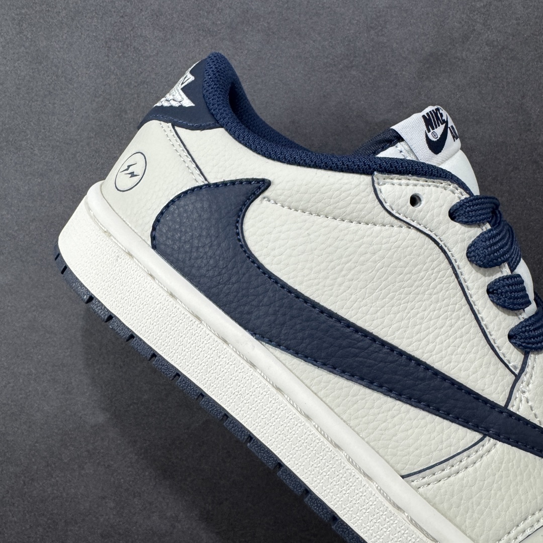 图片[6]-【定制版】Travis Scott x Fragment Design x Air Jordan 1 Low OG SP AJ1 乔1 闪电联名 低帮文化休闲板鞋 LK1099-065  #多方联名合作融合了Travis Scott 独特的音乐风格，藤原浩个性的设计风格以及Jordan品牌的经典元素 使其成为一双具有独特身份和价值的鞋子 清新而立体的外观加上联名标识更突出了其独特身份 这种配色方案显示出活力和时尚感 在视觉上引人注目 鞋身的质感和细腻的细节处理使其显得高端而格调十足 这款“倒钩”联名是设计与创意完美结合 融合多方的个性风格是一款备受瞩目的潮流鞋款  尺码：36 36.5 37.5 38 38.5 39 40 40.5 41 42 42.5 43 44 44.5 45-选品中心