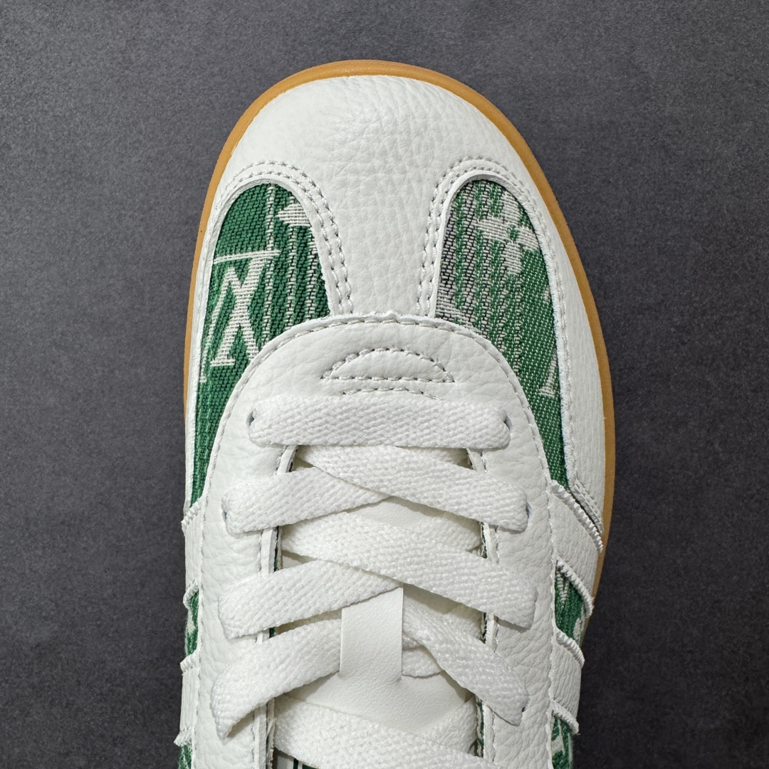 图片[8]-【定制版】AD SAMBA OG x Louis Vuitton 白绿 该鞋款鞋面采用多种材料拼接(缝/车线) Superstar系列又备受众多滑板爱好者的青睐 这款Superstar经典鞋 沿用50年来的贝壳鞋头样式 继往开来 采用皮革鞋面和浑厚全包大底设计 烫金徽标伴你在滑板上留下“流星”般绚丽的轨迹 货号： SC9207-733 尺码： 36 36.5 37.5 38 38.5 39 40 40.5 41 42 42.5 43 44 44.5 45-选品中心