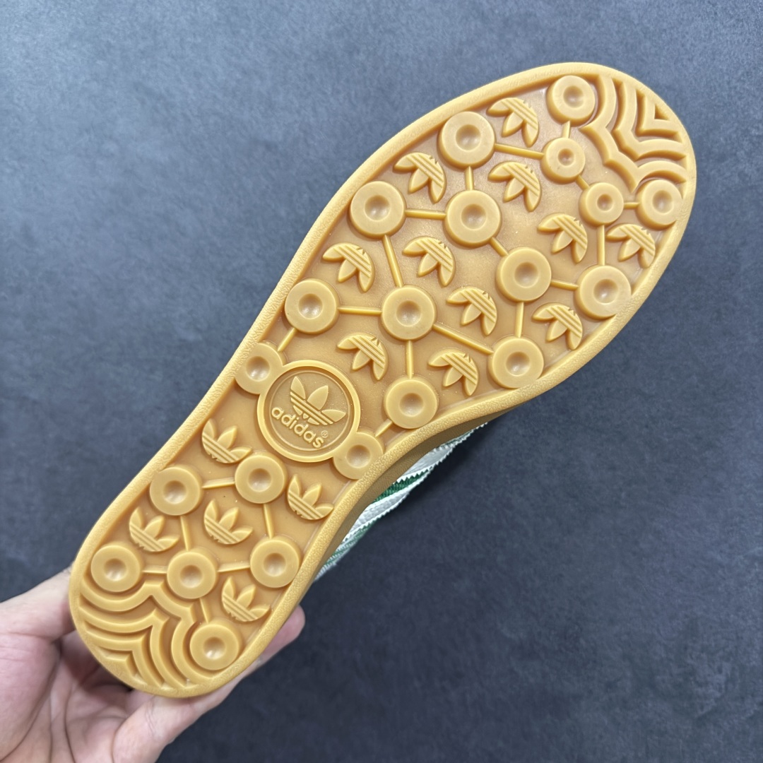 图片[9]-【定制版】AD SAMBA OG x Louis Vuitton 白绿 该鞋款鞋面采用多种材料拼接(缝/车线) Superstar系列又备受众多滑板爱好者的青睐 这款Superstar经典鞋 沿用50年来的贝壳鞋头样式 继往开来 采用皮革鞋面和浑厚全包大底设计 烫金徽标伴你在滑板上留下“流星”般绚丽的轨迹 货号： SC9207-733 尺码： 36 36.5 37.5 38 38.5 39 40 40.5 41 42 42.5 43 44 44.5 45-选品中心