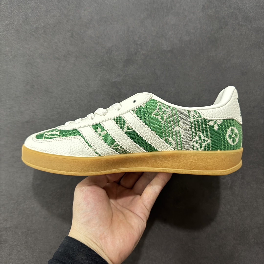 图片[2]-【定制版】AD SAMBA OG x Louis Vuitton 白绿 该鞋款鞋面采用多种材料拼接(缝/车线) Superstar系列又备受众多滑板爱好者的青睐 这款Superstar经典鞋 沿用50年来的贝壳鞋头样式 继往开来 采用皮革鞋面和浑厚全包大底设计 烫金徽标伴你在滑板上留下“流星”般绚丽的轨迹 货号： SC9207-733 尺码： 36 36.5 37.5 38 38.5 39 40 40.5 41 42 42.5 43 44 44.5 45-选品中心