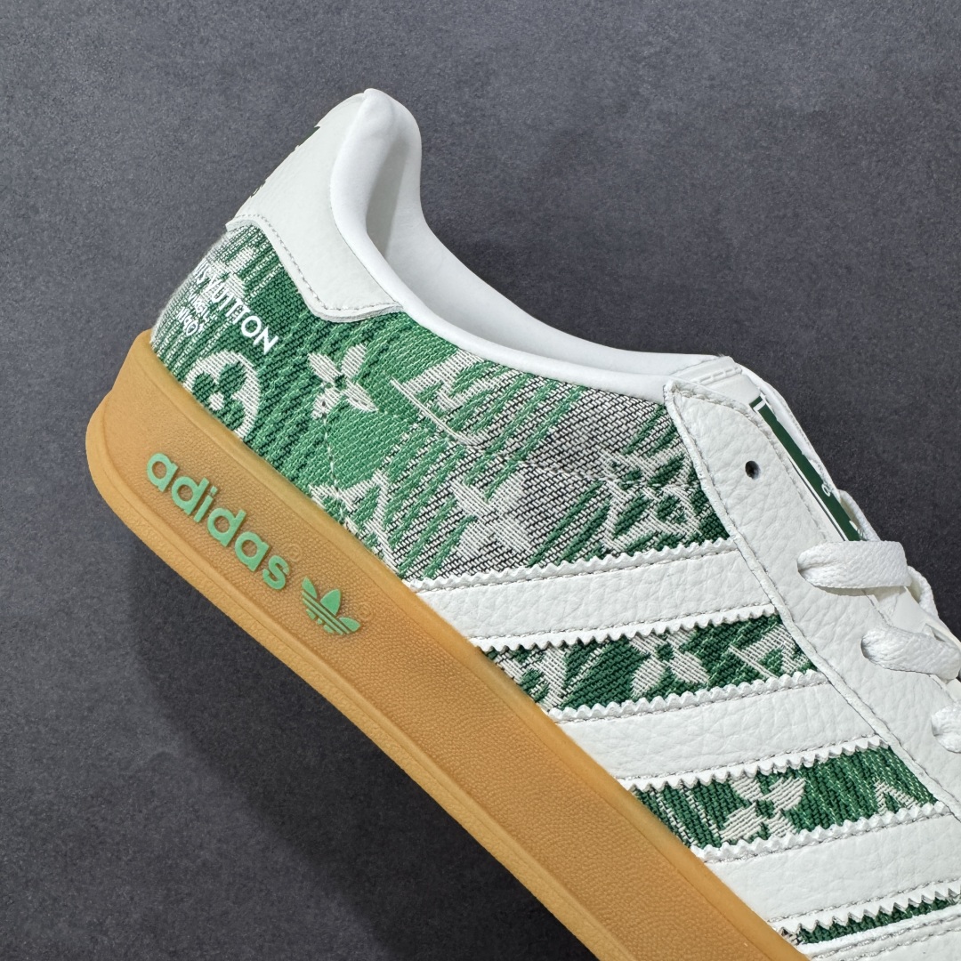 图片[6]-【定制版】AD SAMBA OG x Louis Vuitton 白绿 该鞋款鞋面采用多种材料拼接(缝/车线) Superstar系列又备受众多滑板爱好者的青睐 这款Superstar经典鞋 沿用50年来的贝壳鞋头样式 继往开来 采用皮革鞋面和浑厚全包大底设计 烫金徽标伴你在滑板上留下“流星”般绚丽的轨迹 货号： SC9207-733 尺码： 36 36.5 37.5 38 38.5 39 40 40.5 41 42 42.5 43 44 44.5 45-选品中心