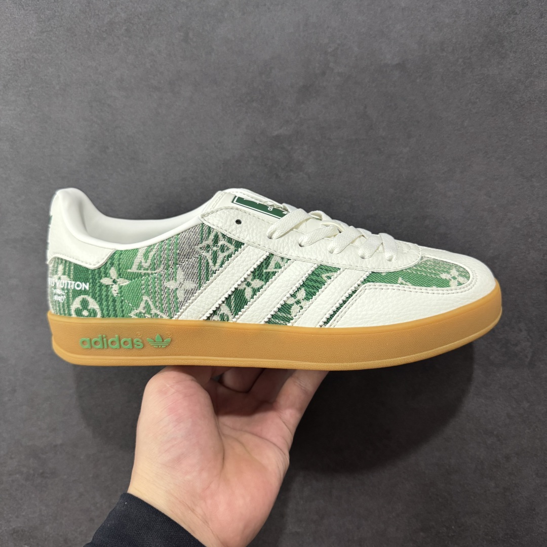 【定制版】AD SAMBA OG x Louis Vuitton 白绿 该鞋款鞋面采用多种材料拼接(缝/车线) Superstar系列又备受众多滑板爱好者的青睐 这款Superstar经典鞋 沿用50年来的贝壳鞋头样式 继往开来 采用皮革鞋面和浑厚全包大底设计 烫金徽标伴你在滑板上留下“流星”般绚丽的轨迹 货号: SC9207-733 尺码: 36 36.5 37.5 38 38.5 39 40 40.5 41 42 42.5 43 44 44.5 45-选品中心