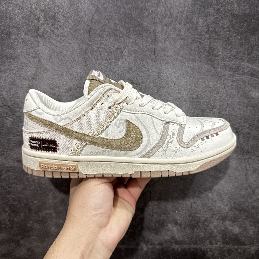 【FS礼盒版】Nike Dunk Low 熊猫恶作剧-月语 独家正确版本 无原鞋不开发 对品质、细节 完美复刻 整体围绕熊猫恶作剧山影漫步主题设计,鞋身整体采用专属颜料重新喷涂。特殊原创设计图标涂鸦装饰,添加潮流元素效果喷涂点缀 货号:HQ1175-240 尺码:35.5 36 36.5 37.5 38 38.5 39 40 40.5 41 42 42.5 43 44 44.5 45 46-选品中心