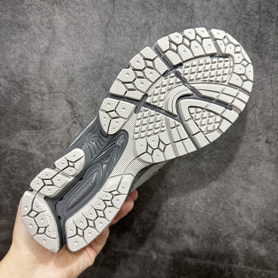 图片[9]-【纯原版】NB新百伦New Balance NB1906 U1906ROA系列复古老爹风休闲运动慢跑鞋 采用轻质牛剖革拼接透气网眼衬垫织物鞋面材质#T-Beam大底提供足步弓支撑，保持步态稳定#后跟搭载外露缓震胶 鞋身整体以各种深浅不一的灰色覆盖，鞋头以淡蓝色调装饰，网眼衬垫通过不规律的色块实现做旧的美感，泛黄的鞋底更是进一步增添了复古气息。 尺码：36 37 37.5 38 38.5 39.5 40 40.5 41.5 42 42.5 43 44 45 46.5-选品中心