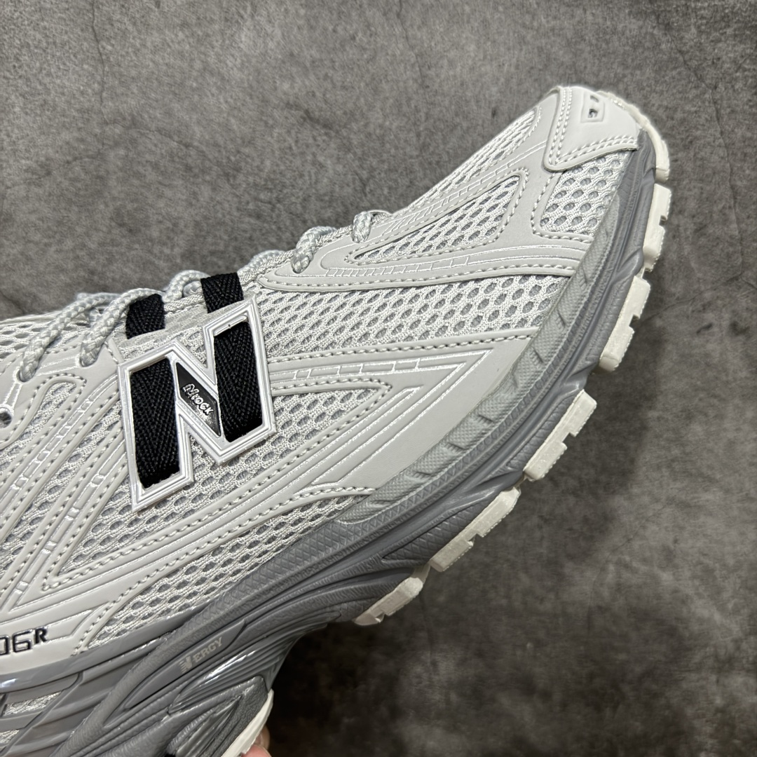 图片[6]-【纯原版】NB新百伦New Balance NB1906 U1906ROA系列复古老爹风休闲运动慢跑鞋 采用轻质牛剖革拼接透气网眼衬垫织物鞋面材质#T-Beam大底提供足步弓支撑，保持步态稳定#后跟搭载外露缓震胶 鞋身整体以各种深浅不一的灰色覆盖，鞋头以淡蓝色调装饰，网眼衬垫通过不规律的色块实现做旧的美感，泛黄的鞋底更是进一步增添了复古气息。 尺码：36 37 37.5 38 38.5 39.5 40 40.5 41.5 42 42.5 43 44 45 46.5-选品中心
