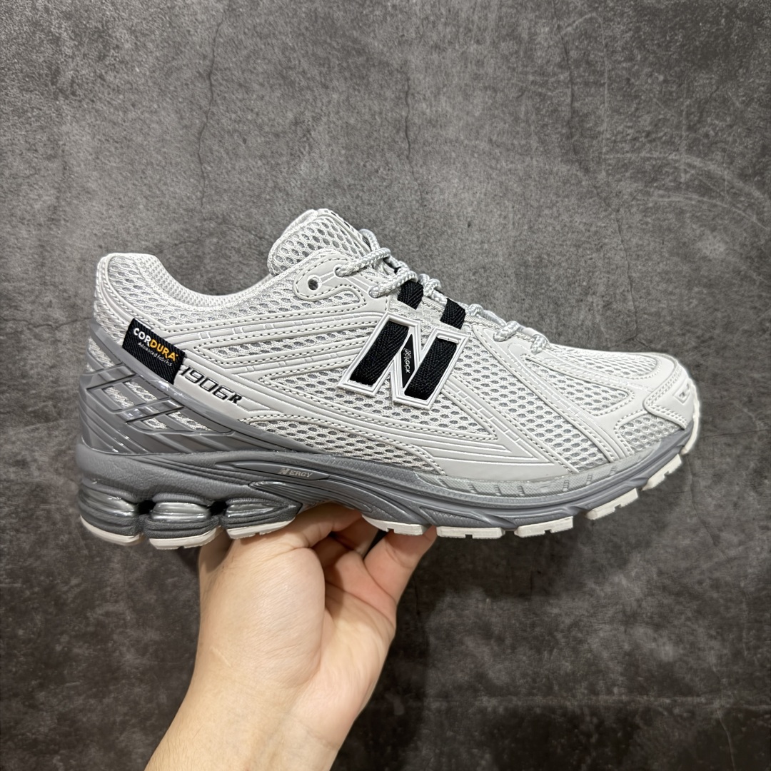 【纯原版】NB新百伦New Balance NB1906 U1906ROA系列复古老爹风休闲运动慢跑鞋 采用轻质牛剖革拼接透气网眼衬垫织物鞋面材质#T-Beam大底提供足步弓支撑,保持步态稳定#后跟搭载外露缓震胶 鞋身整体以各种深浅不一的灰色覆盖,鞋头以淡蓝色调装饰,网眼衬垫通过不规律的色块实现做旧的美感,泛黄的鞋底更是进一步增添了复古气息。 尺码:36 37 37.5 38 38.5 39.5 40 40.5 41.5 42 42.5 43 44 45 46.5-选品中心