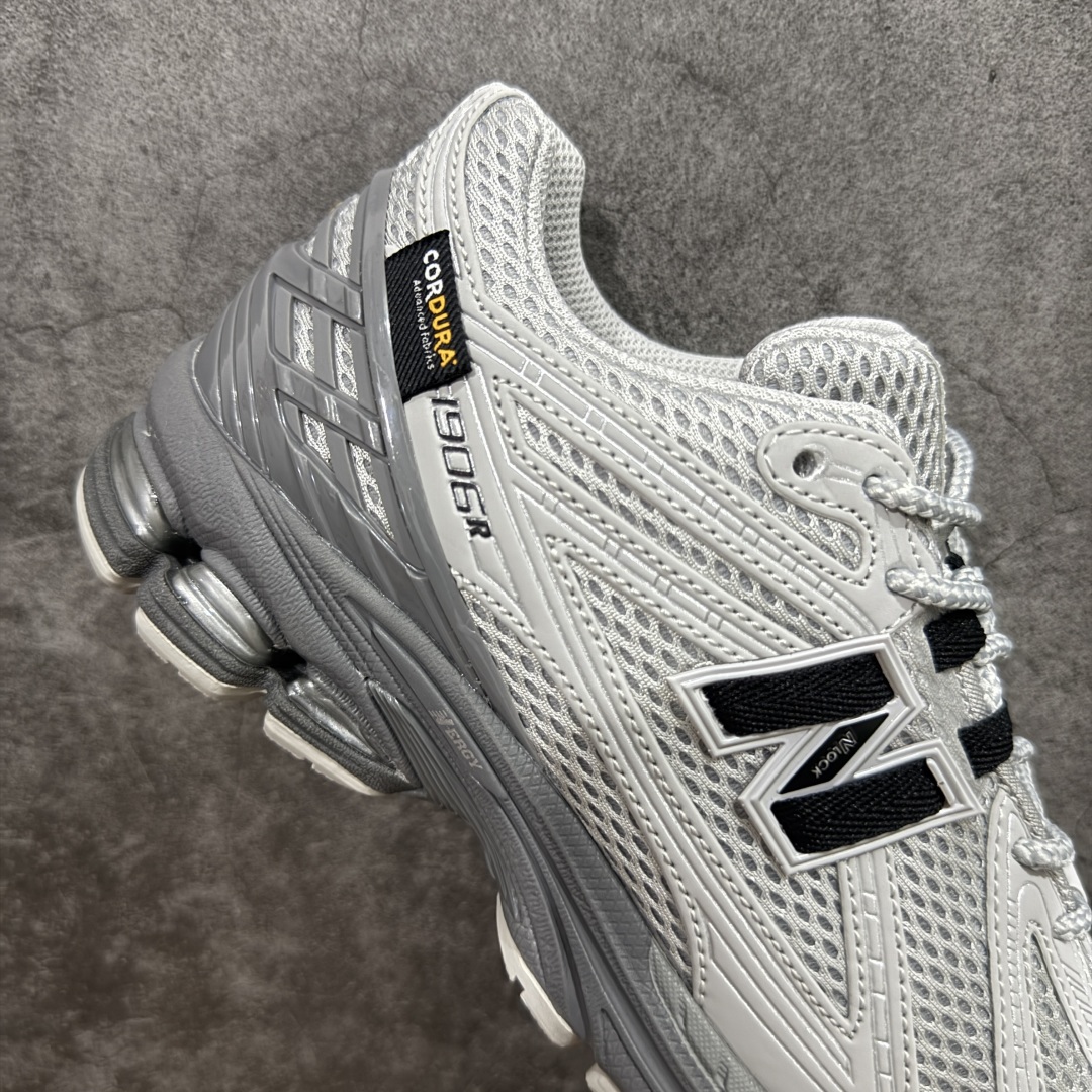 图片[7]-【纯原版】NB新百伦New Balance NB1906 U1906ROA系列复古老爹风休闲运动慢跑鞋 采用轻质牛剖革拼接透气网眼衬垫织物鞋面材质#T-Beam大底提供足步弓支撑，保持步态稳定#后跟搭载外露缓震胶 鞋身整体以各种深浅不一的灰色覆盖，鞋头以淡蓝色调装饰，网眼衬垫通过不规律的色块实现做旧的美感，泛黄的鞋底更是进一步增添了复古气息。 尺码：36 37 37.5 38 38.5 39.5 40 40.5 41.5 42 42.5 43 44 45 46.5-选品中心