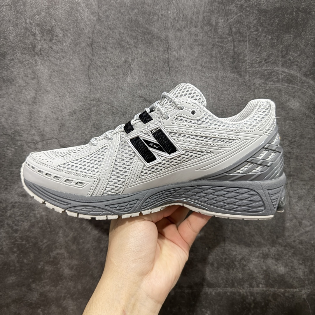 图片[2]-【纯原版】NB新百伦New Balance NB1906 U1906ROA系列复古老爹风休闲运动慢跑鞋 采用轻质牛剖革拼接透气网眼衬垫织物鞋面材质#T-Beam大底提供足步弓支撑，保持步态稳定#后跟搭载外露缓震胶 鞋身整体以各种深浅不一的灰色覆盖，鞋头以淡蓝色调装饰，网眼衬垫通过不规律的色块实现做旧的美感，泛黄的鞋底更是进一步增添了复古气息。 尺码：36 37 37.5 38 38.5 39.5 40 40.5 41.5 42 42.5 43 44 45 46.5-选品中心