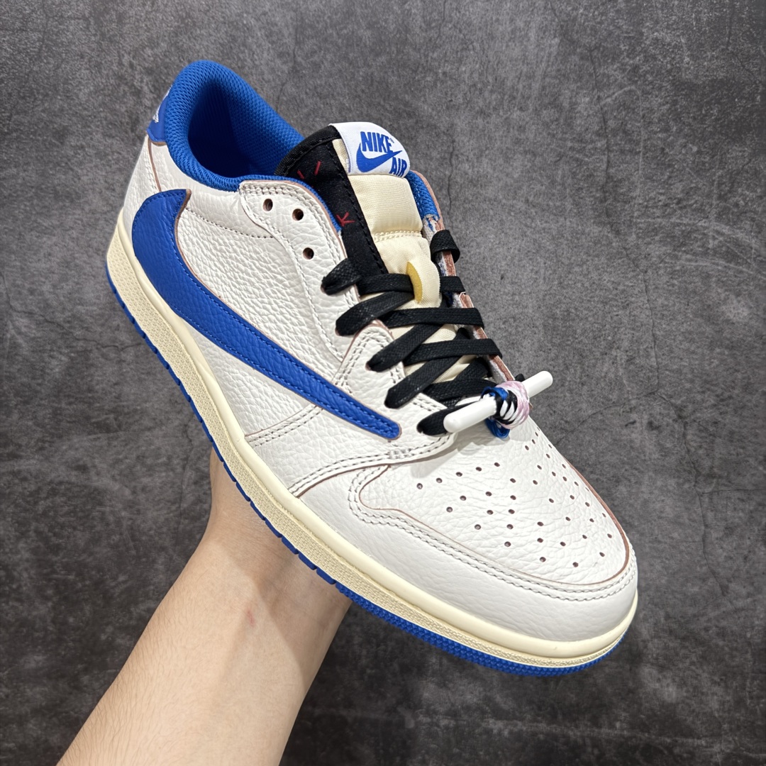 图片[3]-【S2版本】Travis Scott x Air Jordan AJ1 Low OG SP TS联名倒钩低帮 白蓝闪电2.0 DM7866-104 知名大厂出品 纯原第一梯队版本 产品品控稳定性领先行业 各方面均可对飙市面通货版 SZ原厂全套原楦原纸板冲刀磨具开发 原厂皮料加持 原厂港宝加持定型后跟R度完美 同源原厂电绣 鬼脸飞翼针数密度立体效果一致 百分百一致原鞋 原厂拉帮工艺 针距密度一致 后跟弧度收口自然不对折 极致一眼正品既视感 进口玻璃冲刀皮料裁剪零毛边 全鞋电脑针车工艺 品控清洁度最高QC检验标准 免检产品 原厂订购鞋盒、鞋标、防尘纸、鞋撑、鞋带 追求极致的原厂味道！ 尺码：36-48.5-选品中心