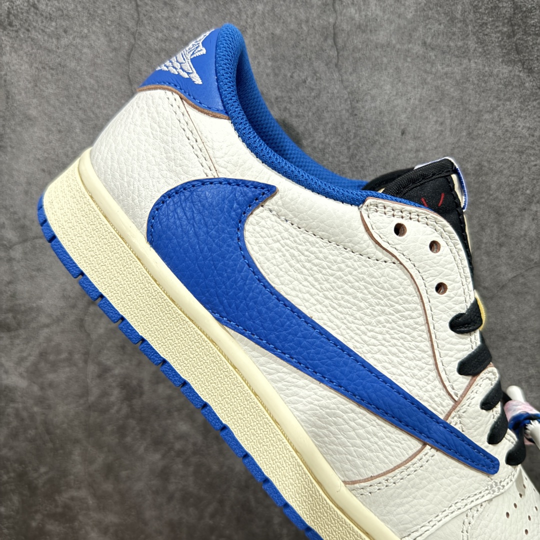 图片[7]-【S2版本】Travis Scott x Air Jordan AJ1 Low OG SP TS联名倒钩低帮 白蓝闪电2.0 DM7866-104 知名大厂出品 纯原第一梯队版本 产品品控稳定性领先行业 各方面均可对飙市面通货版 SZ原厂全套原楦原纸板冲刀磨具开发 原厂皮料加持 原厂港宝加持定型后跟R度完美 同源原厂电绣 鬼脸飞翼针数密度立体效果一致 百分百一致原鞋 原厂拉帮工艺 针距密度一致 后跟弧度收口自然不对折 极致一眼正品既视感 进口玻璃冲刀皮料裁剪零毛边 全鞋电脑针车工艺 品控清洁度最高QC检验标准 免检产品 原厂订购鞋盒、鞋标、防尘纸、鞋撑、鞋带 追求极致的原厂味道！ 尺码：36-48.5-选品中心