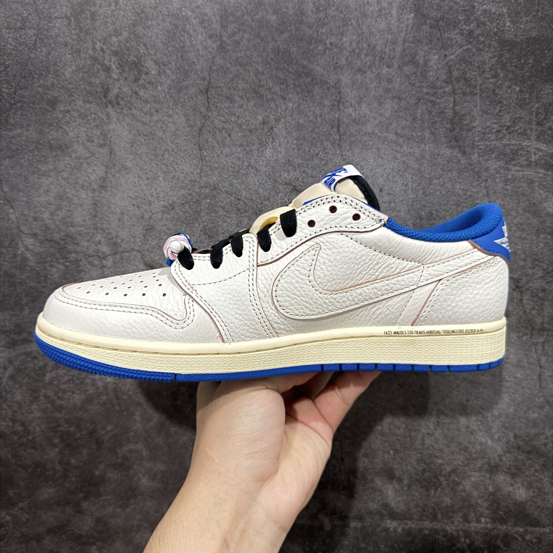 图片[2]-【S2版本】Travis Scott x Air Jordan AJ1 Low OG SP TS联名倒钩低帮 白蓝闪电2.0 DM7866-104 知名大厂出品 纯原第一梯队版本 产品品控稳定性领先行业 各方面均可对飙市面通货版 SZ原厂全套原楦原纸板冲刀磨具开发 原厂皮料加持 原厂港宝加持定型后跟R度完美 同源原厂电绣 鬼脸飞翼针数密度立体效果一致 百分百一致原鞋 原厂拉帮工艺 针距密度一致 后跟弧度收口自然不对折 极致一眼正品既视感 进口玻璃冲刀皮料裁剪零毛边 全鞋电脑针车工艺 品控清洁度最高QC检验标准 免检产品 原厂订购鞋盒、鞋标、防尘纸、鞋撑、鞋带 追求极致的原厂味道！ 尺码：36-48.5-选品中心