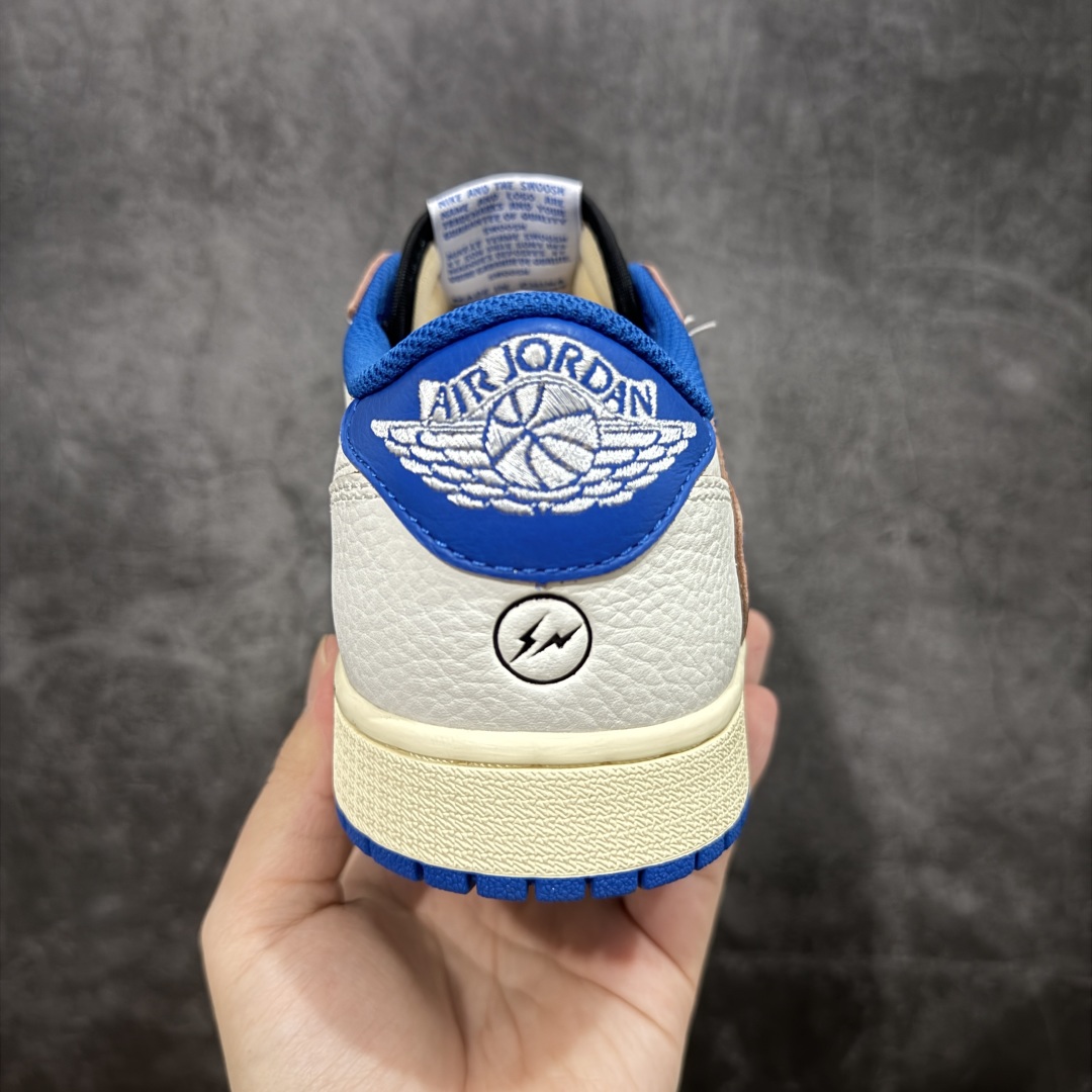图片[4]-【S2版本】Travis Scott x Air Jordan AJ1 Low OG SP TS联名倒钩低帮 白蓝闪电2.0 DM7866-104 知名大厂出品 纯原第一梯队版本 产品品控稳定性领先行业 各方面均可对飙市面通货版 SZ原厂全套原楦原纸板冲刀磨具开发 原厂皮料加持 原厂港宝加持定型后跟R度完美 同源原厂电绣 鬼脸飞翼针数密度立体效果一致 百分百一致原鞋 原厂拉帮工艺 针距密度一致 后跟弧度收口自然不对折 极致一眼正品既视感 进口玻璃冲刀皮料裁剪零毛边 全鞋电脑针车工艺 品控清洁度最高QC检验标准 免检产品 原厂订购鞋盒、鞋标、防尘纸、鞋撑、鞋带 追求极致的原厂味道！ 尺码：36-48.5-选品中心