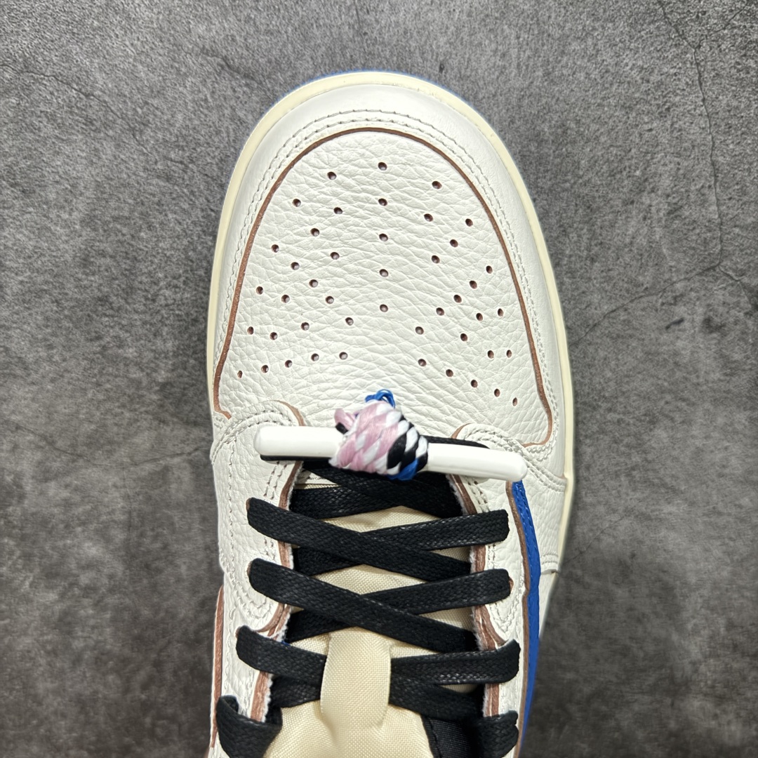 图片[5]-【S2版本】Travis Scott x Air Jordan AJ1 Low OG SP TS联名倒钩低帮 白蓝闪电2.0 DM7866-104 知名大厂出品 纯原第一梯队版本 产品品控稳定性领先行业 各方面均可对飙市面通货版 SZ原厂全套原楦原纸板冲刀磨具开发 原厂皮料加持 原厂港宝加持定型后跟R度完美 同源原厂电绣 鬼脸飞翼针数密度立体效果一致 百分百一致原鞋 原厂拉帮工艺 针距密度一致 后跟弧度收口自然不对折 极致一眼正品既视感 进口玻璃冲刀皮料裁剪零毛边 全鞋电脑针车工艺 品控清洁度最高QC检验标准 免检产品 原厂订购鞋盒、鞋标、防尘纸、鞋撑、鞋带 追求极致的原厂味道！ 尺码：36-48.5-选品中心