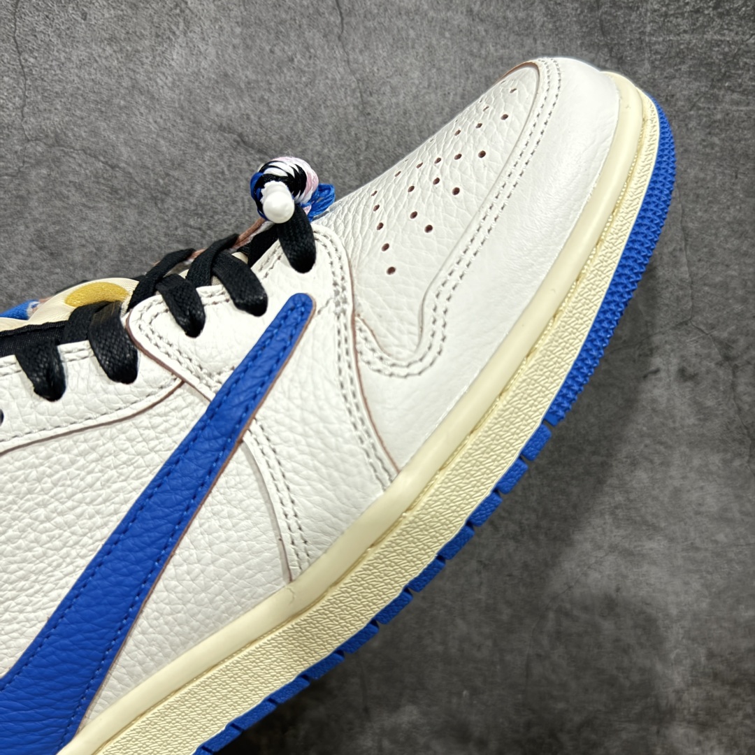 图片[6]-【S2版本】Travis Scott x Air Jordan AJ1 Low OG SP TS联名倒钩低帮 白蓝闪电2.0 DM7866-104 知名大厂出品 纯原第一梯队版本 产品品控稳定性领先行业 各方面均可对飙市面通货版 SZ原厂全套原楦原纸板冲刀磨具开发 原厂皮料加持 原厂港宝加持定型后跟R度完美 同源原厂电绣 鬼脸飞翼针数密度立体效果一致 百分百一致原鞋 原厂拉帮工艺 针距密度一致 后跟弧度收口自然不对折 极致一眼正品既视感 进口玻璃冲刀皮料裁剪零毛边 全鞋电脑针车工艺 品控清洁度最高QC检验标准 免检产品 原厂订购鞋盒、鞋标、防尘纸、鞋撑、鞋带 追求极致的原厂味道！ 尺码：36-48.5-选品中心