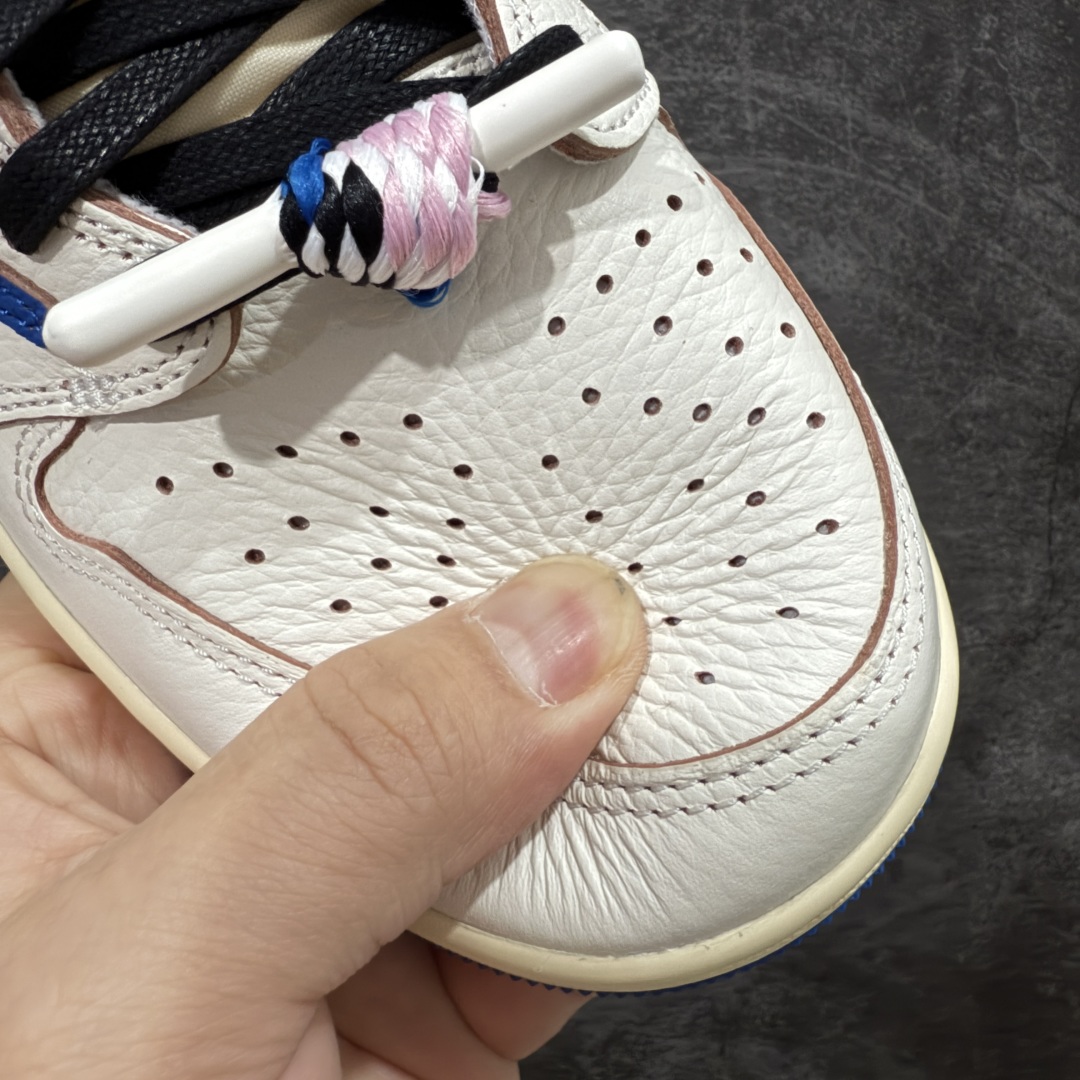 图片[5]-【S2版本】Travis Scott x Air Jordan AJ1 Low OG SP TS联名倒钩低帮 白蓝闪电2.0 DM7866-104 知名大厂出品 纯原第一梯队版本 产品品控稳定性领先行业 各方面均可对飙市面通货版 SZ原厂全套原楦原纸板冲刀磨具开发 原厂皮料加持 原厂港宝加持定型后跟R度完美 同源原厂电绣 鬼脸飞翼针数密度立体效果一致 百分百一致原鞋 原厂拉帮工艺 针距密度一致 后跟弧度收口自然不对折 极致一眼正品既视感 进口玻璃冲刀皮料裁剪零毛边 全鞋电脑针车工艺 品控清洁度最高QC检验标准 免检产品 原厂订购鞋盒、鞋标、防尘纸、鞋撑、鞋带 追求极致的原厂味道！ 尺码：36-48.5-选品中心