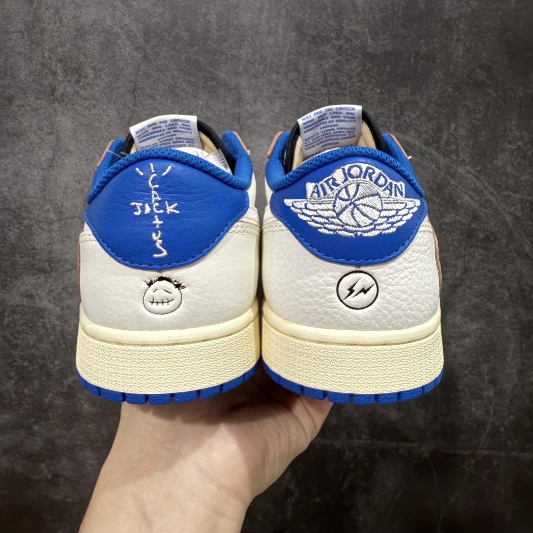 图片[2]-【S2版本】Travis Scott x Air Jordan AJ1 Low OG SP TS联名倒钩低帮 白蓝闪电2.0 DM7866-104 知名大厂出品 纯原第一梯队版本 产品品控稳定性领先行业 各方面均可对飙市面通货版 SZ原厂全套原楦原纸板冲刀磨具开发 原厂皮料加持 原厂港宝加持定型后跟R度完美 同源原厂电绣 鬼脸飞翼针数密度立体效果一致 百分百一致原鞋 原厂拉帮工艺 针距密度一致 后跟弧度收口自然不对折 极致一眼正品既视感 进口玻璃冲刀皮料裁剪零毛边 全鞋电脑针车工艺 品控清洁度最高QC检验标准 免检产品 原厂订购鞋盒、鞋标、防尘纸、鞋撑、鞋带 追求极致的原厂味道！ 尺码：36-48.5-选品中心