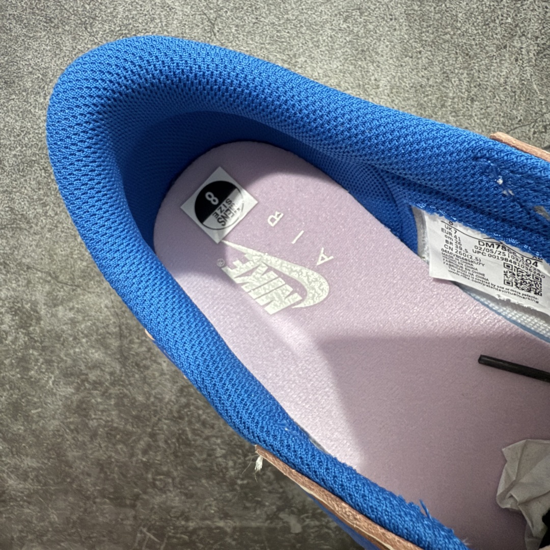 图片[9]-【S2版本】Travis Scott x Air Jordan AJ1 Low OG SP TS联名倒钩低帮 白蓝闪电2.0 DM7866-104 知名大厂出品 纯原第一梯队版本 产品品控稳定性领先行业 各方面均可对飙市面通货版 SZ原厂全套原楦原纸板冲刀磨具开发 原厂皮料加持 原厂港宝加持定型后跟R度完美 同源原厂电绣 鬼脸飞翼针数密度立体效果一致 百分百一致原鞋 原厂拉帮工艺 针距密度一致 后跟弧度收口自然不对折 极致一眼正品既视感 进口玻璃冲刀皮料裁剪零毛边 全鞋电脑针车工艺 品控清洁度最高QC检验标准 免检产品 原厂订购鞋盒、鞋标、防尘纸、鞋撑、鞋带 追求极致的原厂味道！ 尺码：36-48.5-选品中心