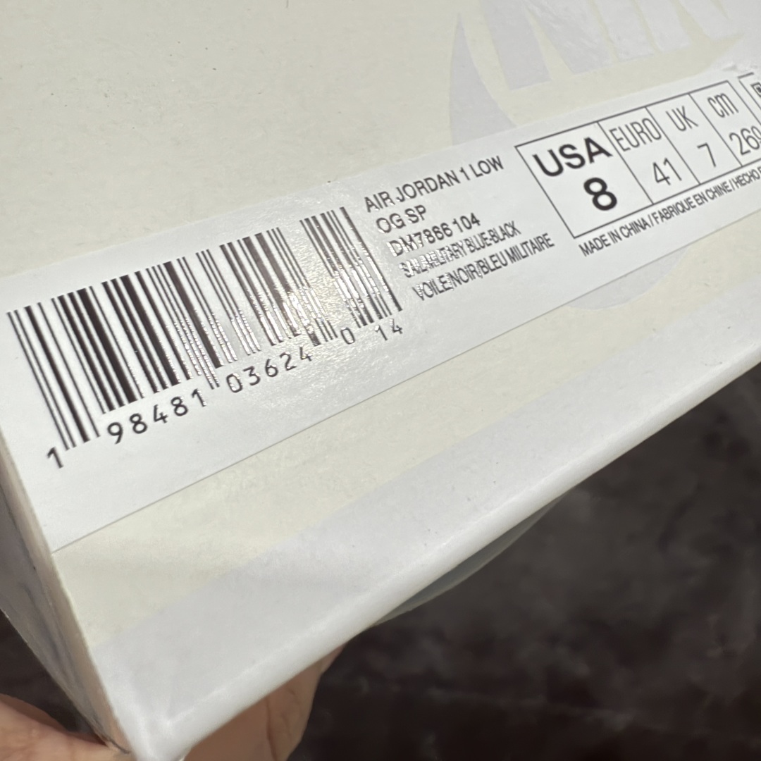 图片[12]-【S2版本】Travis Scott x Air Jordan AJ1 Low OG SP TS联名倒钩低帮 白蓝闪电2.0 DM7866-104 知名大厂出品 纯原第一梯队版本 产品品控稳定性领先行业 各方面均可对飙市面通货版 SZ原厂全套原楦原纸板冲刀磨具开发 原厂皮料加持 原厂港宝加持定型后跟R度完美 同源原厂电绣 鬼脸飞翼针数密度立体效果一致 百分百一致原鞋 原厂拉帮工艺 针距密度一致 后跟弧度收口自然不对折 极致一眼正品既视感 进口玻璃冲刀皮料裁剪零毛边 全鞋电脑针车工艺 品控清洁度最高QC检验标准 免检产品 原厂订购鞋盒、鞋标、防尘纸、鞋撑、鞋带 追求极致的原厂味道！ 尺码：36-48.5-选品中心