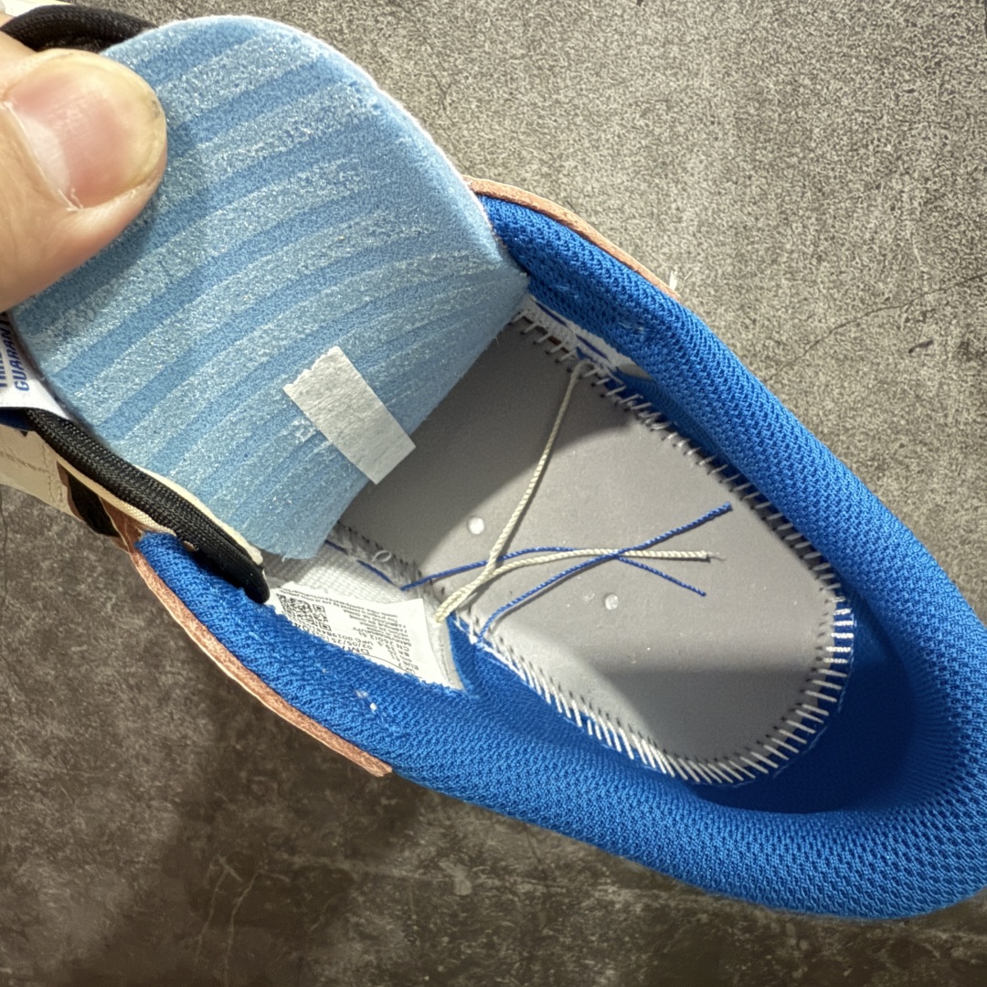 图片[10]-【S2版本】Travis Scott x Air Jordan AJ1 Low OG SP TS联名倒钩低帮 白蓝闪电2.0 DM7866-104 知名大厂出品 纯原第一梯队版本 产品品控稳定性领先行业 各方面均可对飙市面通货版 SZ原厂全套原楦原纸板冲刀磨具开发 原厂皮料加持 原厂港宝加持定型后跟R度完美 同源原厂电绣 鬼脸飞翼针数密度立体效果一致 百分百一致原鞋 原厂拉帮工艺 针距密度一致 后跟弧度收口自然不对折 极致一眼正品既视感 进口玻璃冲刀皮料裁剪零毛边 全鞋电脑针车工艺 品控清洁度最高QC检验标准 免检产品 原厂订购鞋盒、鞋标、防尘纸、鞋撑、鞋带 追求极致的原厂味道！ 尺码：36-48.5-选品中心