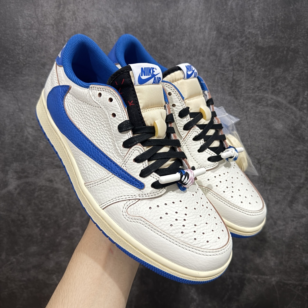 【S2版本】Travis Scott x Air Jordan AJ1 Low OG SP TS联名倒钩低帮 白蓝闪电2.0 DM7866-104 知名大厂出品 纯原第一梯队版本 产品品控稳定性领先行业 各方面均可对飙市面通货版 SZ原厂全套原楦原纸板冲刀磨具开发 原厂皮料加持 原厂港宝加持定型后跟R度完美 同源原厂电绣 鬼脸飞翼针数密度立体效果一致 百分百一致原鞋 原厂拉帮工艺 针距密度一致 后跟弧度收口自然不对折 极致一眼正品既视感 进口玻璃冲刀皮料裁剪零毛边 全鞋电脑针车工艺 品控清洁度最高QC检验标准 免检产品 原厂订购鞋盒、鞋标、防尘纸、鞋撑、鞋带 追求极致的原厂味道！ 尺码：36-48.5-选品中心