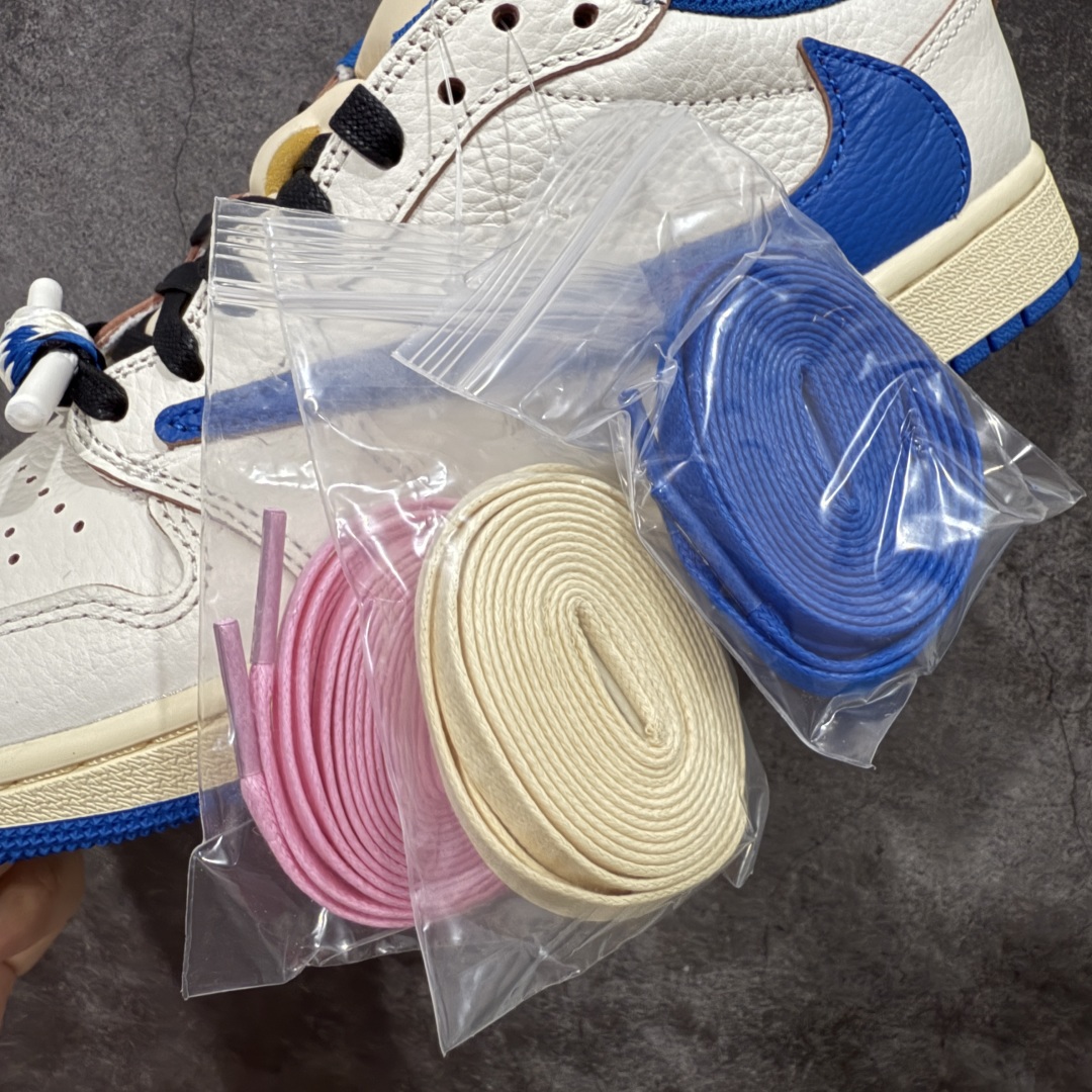 图片[13]-【S2版本】Travis Scott x Air Jordan AJ1 Low OG SP TS联名倒钩低帮 白蓝闪电2.0 DM7866-104 知名大厂出品 纯原第一梯队版本 产品品控稳定性领先行业 各方面均可对飙市面通货版 SZ原厂全套原楦原纸板冲刀磨具开发 原厂皮料加持 原厂港宝加持定型后跟R度完美 同源原厂电绣 鬼脸飞翼针数密度立体效果一致 百分百一致原鞋 原厂拉帮工艺 针距密度一致 后跟弧度收口自然不对折 极致一眼正品既视感 进口玻璃冲刀皮料裁剪零毛边 全鞋电脑针车工艺 品控清洁度最高QC检验标准 免检产品 原厂订购鞋盒、鞋标、防尘纸、鞋撑、鞋带 追求极致的原厂味道！ 尺码：36-48.5-选品中心
