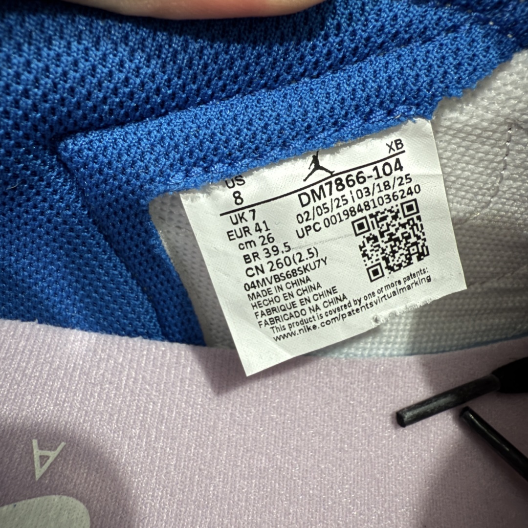 图片[8]-【S2版本】Travis Scott x Air Jordan AJ1 Low OG SP TS联名倒钩低帮 白蓝闪电2.0 DM7866-104 知名大厂出品 纯原第一梯队版本 产品品控稳定性领先行业 各方面均可对飙市面通货版 SZ原厂全套原楦原纸板冲刀磨具开发 原厂皮料加持 原厂港宝加持定型后跟R度完美 同源原厂电绣 鬼脸飞翼针数密度立体效果一致 百分百一致原鞋 原厂拉帮工艺 针距密度一致 后跟弧度收口自然不对折 极致一眼正品既视感 进口玻璃冲刀皮料裁剪零毛边 全鞋电脑针车工艺 品控清洁度最高QC检验标准 免检产品 原厂订购鞋盒、鞋标、防尘纸、鞋撑、鞋带 追求极致的原厂味道！ 尺码：36-48.5-选品中心