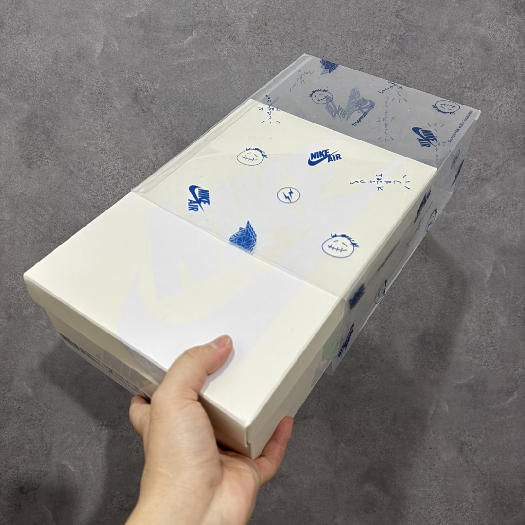 图片[14]-【S2版本】Travis Scott x Air Jordan AJ1 Low OG SP TS联名倒钩低帮 白蓝闪电2.0 DM7866-104 知名大厂出品 纯原第一梯队版本 产品品控稳定性领先行业 各方面均可对飙市面通货版 SZ原厂全套原楦原纸板冲刀磨具开发 原厂皮料加持 原厂港宝加持定型后跟R度完美 同源原厂电绣 鬼脸飞翼针数密度立体效果一致 百分百一致原鞋 原厂拉帮工艺 针距密度一致 后跟弧度收口自然不对折 极致一眼正品既视感 进口玻璃冲刀皮料裁剪零毛边 全鞋电脑针车工艺 品控清洁度最高QC检验标准 免检产品 原厂订购鞋盒、鞋标、防尘纸、鞋撑、鞋带 追求极致的原厂味道！ 尺码：36-48.5-选品中心