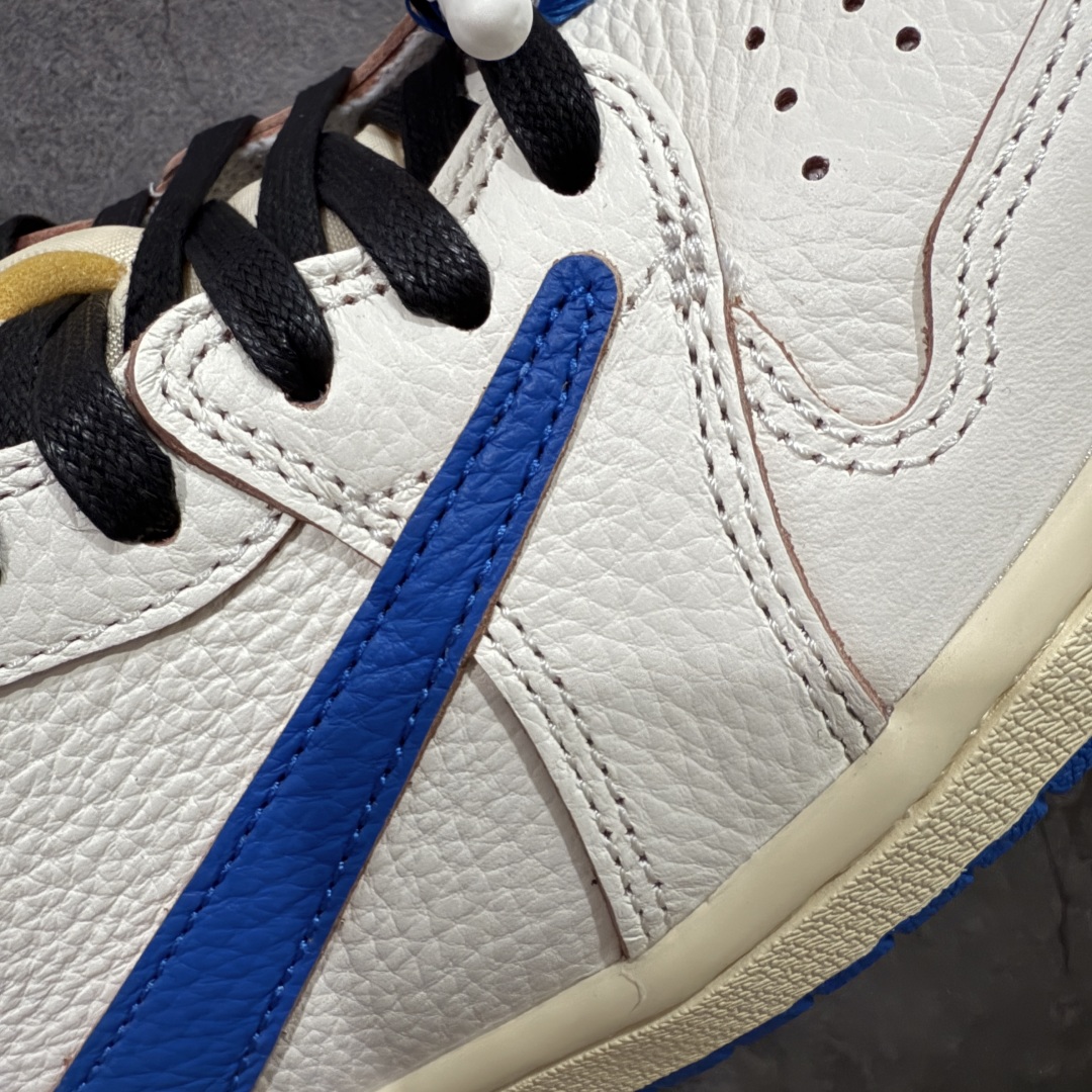 图片[4]-【S2版本】Travis Scott x Air Jordan AJ1 Low OG SP TS联名倒钩低帮 白蓝闪电2.0 DM7866-104 知名大厂出品 纯原第一梯队版本 产品品控稳定性领先行业 各方面均可对飙市面通货版 SZ原厂全套原楦原纸板冲刀磨具开发 原厂皮料加持 原厂港宝加持定型后跟R度完美 同源原厂电绣 鬼脸飞翼针数密度立体效果一致 百分百一致原鞋 原厂拉帮工艺 针距密度一致 后跟弧度收口自然不对折 极致一眼正品既视感 进口玻璃冲刀皮料裁剪零毛边 全鞋电脑针车工艺 品控清洁度最高QC检验标准 免检产品 原厂订购鞋盒、鞋标、防尘纸、鞋撑、鞋带 追求极致的原厂味道！ 尺码：36-48.5-选品中心