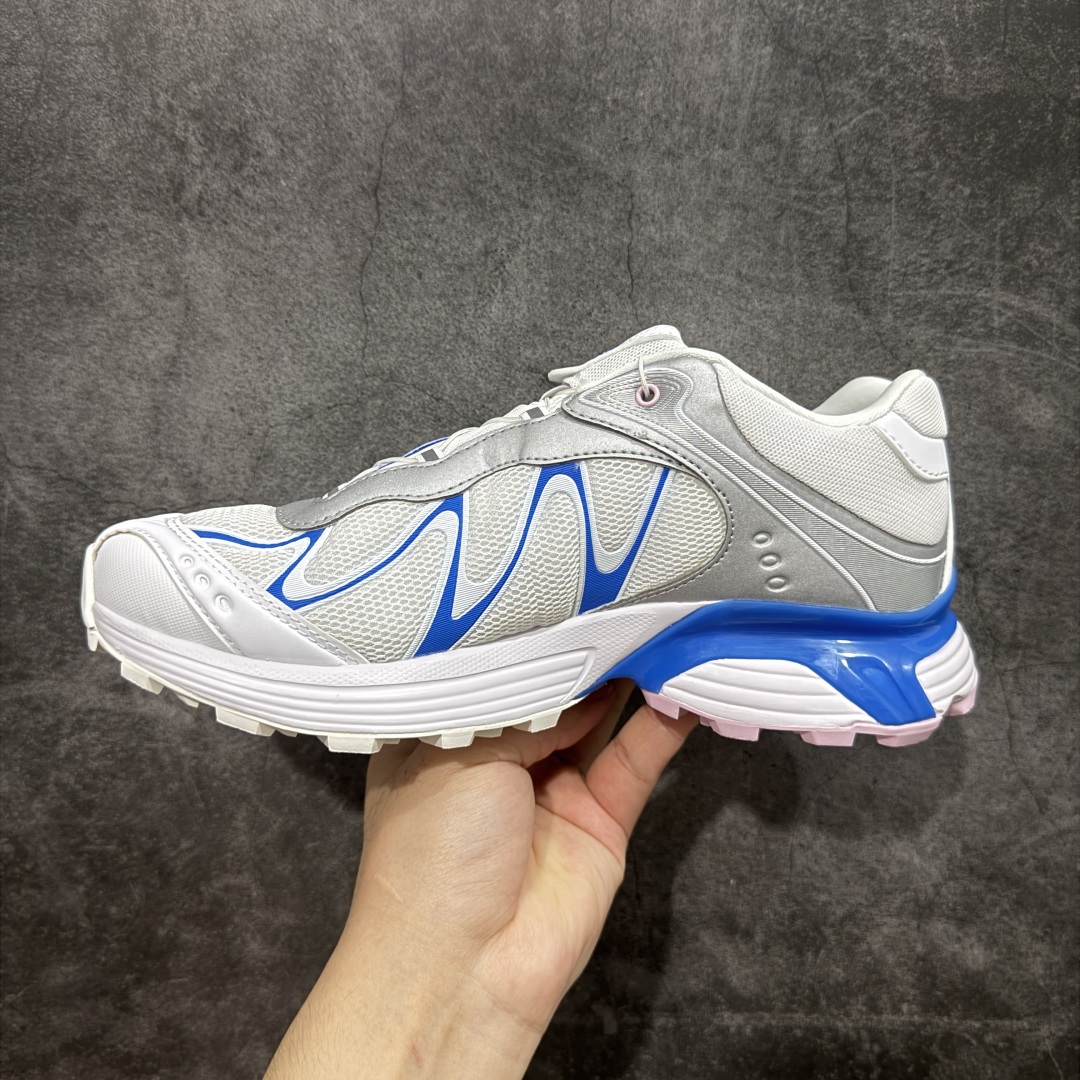 图片[2]-【666版本】SALOMON 萨洛蒙 XT-WHISPER 舒适百搭耐磨轻便低帮 休闲越野训练城市通勤跑步鞋 男女同款 白蓝色 纯原外贸平台特供订单 耗时半年巨作 #全套原纸板楦头开发 #原厂特供网布配套加持 #确保原汁原味 完美呈现版型 #原档数据独家私模五层组合大底 #男女鞋同步官方开发至46 #原装Ortholite轻量化鞋垫 #中底布带钢印编号 原厂TPU锁扣 #进口港宝加持 后跟自然饱满 还原公司包裹性 #鞋面采用SENSIFT贴合技术 #全方位贴合包裹脚型 #鞋跟部鞋底牵引设计 #提供强大的抓地性能 #更适应野外崎岖不平的道路 #基于 SALOMON 初代 XT 鞋身造型并搭载 4D ADVANCED CHASSIS™ 大底打造而成 为这款 XT-WHISPER 带来了多项足部控制与保护等功能性 如在运动过程中控制左右晃动的过程而提高稳定性、改善长途越野过程中足中到足尖的过渡、提高感知岩石的精确度以抵抗尖锐物体对脚底的伤害以及采用动态缓冲来增强穿着舒适感 从而减轻疲劳感 使 XT-WHISPER 成为一双舒适且安全的户外之履 货号：479821 尺码：36 36.5 37.5 38 38.5 39 40 40.5 41 42 42.5 43 44 45 46-选品中心