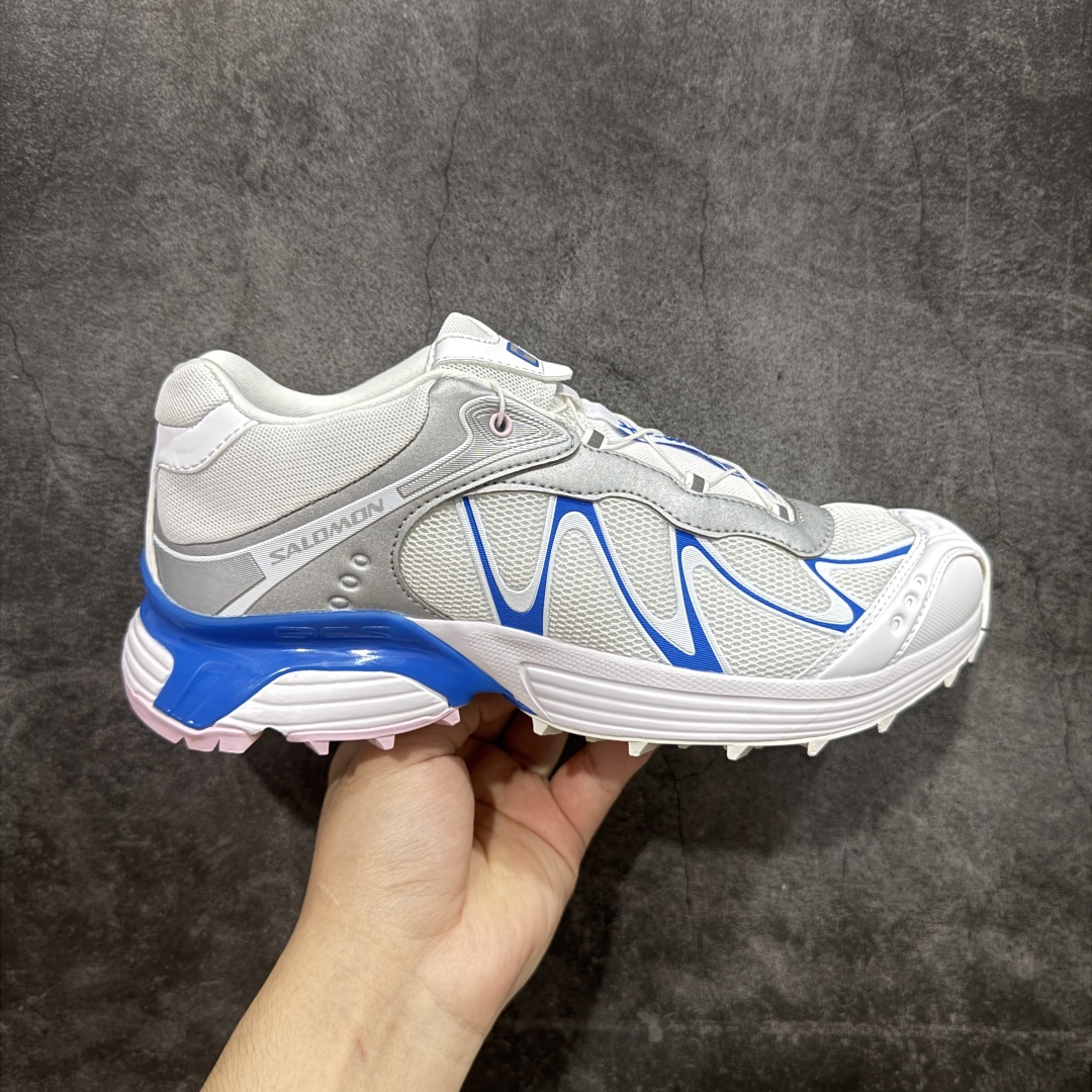 【666版本】SALOMON 萨洛蒙 XT-WHISPER 舒适百搭耐磨轻便低帮 休闲越野训练城市通勤跑步鞋 男女同款 白蓝色 纯原外贸平台特供订单 耗时半年巨作 #全套原纸板楦头开发 #原厂特供网布配套加持 #确保原汁原味 完美呈现版型 #原档数据独家私模五层组合大底 #男女鞋同步官方开发至46 #原装Ortholite轻量化鞋垫 #中底布带钢印编号 原厂TPU锁扣 #进口港宝加持 后跟自然饱满 还原公司包裹性 #鞋面采用SENSIFT贴合技术 #全方位贴合包裹脚型 #鞋跟部鞋底牵引设计 #提供强大的抓地性能 #更适应野外崎岖不平的道路 #基于 SALOMON 初代 XT 鞋身造型并搭载 4D ADVANCED CHASSIS™ 大底打造而成 为这款 XT-WHISPER 带来了多项足部控制与保护等功能性 如在运动过程中控制左右晃动的过程而提高稳定性、改善长途越野过程中足中到足尖的过渡、提高感知岩石的精确度以抵抗尖锐物体对脚底的伤害以及采用动态缓冲来增强穿着舒适感 从而减轻疲劳感 使 XT-WHISPER 成为一双舒适且安全的户外之履 货号：479821 尺码：36 36.5 37.5 38 38.5 39 40 40.5 41 42 42.5 43 44 45 46-选品中心