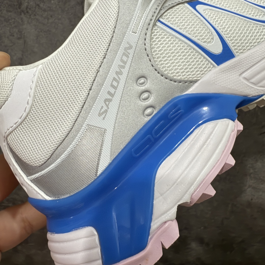 图片[3]-【666版本】SALOMON 萨洛蒙 XT-WHISPER 舒适百搭耐磨轻便低帮 休闲越野训练城市通勤跑步鞋 男女同款 白蓝色 纯原外贸平台特供订单 耗时半年巨作 #全套原纸板楦头开发 #原厂特供网布配套加持 #确保原汁原味 完美呈现版型 #原档数据独家私模五层组合大底 #男女鞋同步官方开发至46 #原装Ortholite轻量化鞋垫 #中底布带钢印编号 原厂TPU锁扣 #进口港宝加持 后跟自然饱满 还原公司包裹性 #鞋面采用SENSIFT贴合技术 #全方位贴合包裹脚型 #鞋跟部鞋底牵引设计 #提供强大的抓地性能 #更适应野外崎岖不平的道路 #基于 SALOMON 初代 XT 鞋身造型并搭载 4D ADVANCED CHASSIS™ 大底打造而成 为这款 XT-WHISPER 带来了多项足部控制与保护等功能性 如在运动过程中控制左右晃动的过程而提高稳定性、改善长途越野过程中足中到足尖的过渡、提高感知岩石的精确度以抵抗尖锐物体对脚底的伤害以及采用动态缓冲来增强穿着舒适感 从而减轻疲劳感 使 XT-WHISPER 成为一双舒适且安全的户外之履 货号：479821 尺码：36 36.5 37.5 38 38.5 39 40 40.5 41 42 42.5 43 44 45 46-选品中心