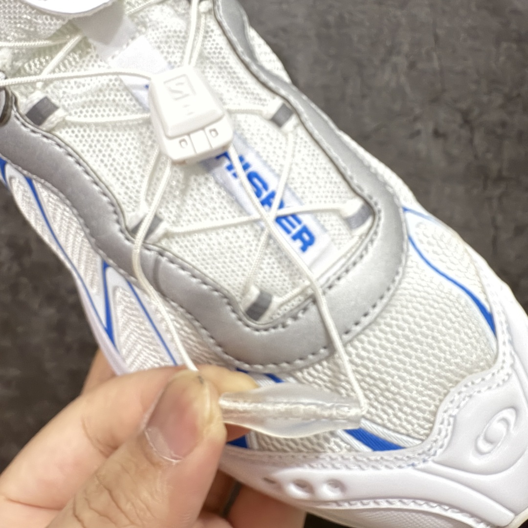 图片[8]-【666版本】SALOMON 萨洛蒙 XT-WHISPER 舒适百搭耐磨轻便低帮 休闲越野训练城市通勤跑步鞋 男女同款 白蓝色 纯原外贸平台特供订单 耗时半年巨作 #全套原纸板楦头开发 #原厂特供网布配套加持 #确保原汁原味 完美呈现版型 #原档数据独家私模五层组合大底 #男女鞋同步官方开发至46 #原装Ortholite轻量化鞋垫 #中底布带钢印编号 原厂TPU锁扣 #进口港宝加持 后跟自然饱满 还原公司包裹性 #鞋面采用SENSIFT贴合技术 #全方位贴合包裹脚型 #鞋跟部鞋底牵引设计 #提供强大的抓地性能 #更适应野外崎岖不平的道路 #基于 SALOMON 初代 XT 鞋身造型并搭载 4D ADVANCED CHASSIS™ 大底打造而成 为这款 XT-WHISPER 带来了多项足部控制与保护等功能性 如在运动过程中控制左右晃动的过程而提高稳定性、改善长途越野过程中足中到足尖的过渡、提高感知岩石的精确度以抵抗尖锐物体对脚底的伤害以及采用动态缓冲来增强穿着舒适感 从而减轻疲劳感 使 XT-WHISPER 成为一双舒适且安全的户外之履 货号：479821 尺码：36 36.5 37.5 38 38.5 39 40 40.5 41 42 42.5 43 44 45 46-选品中心