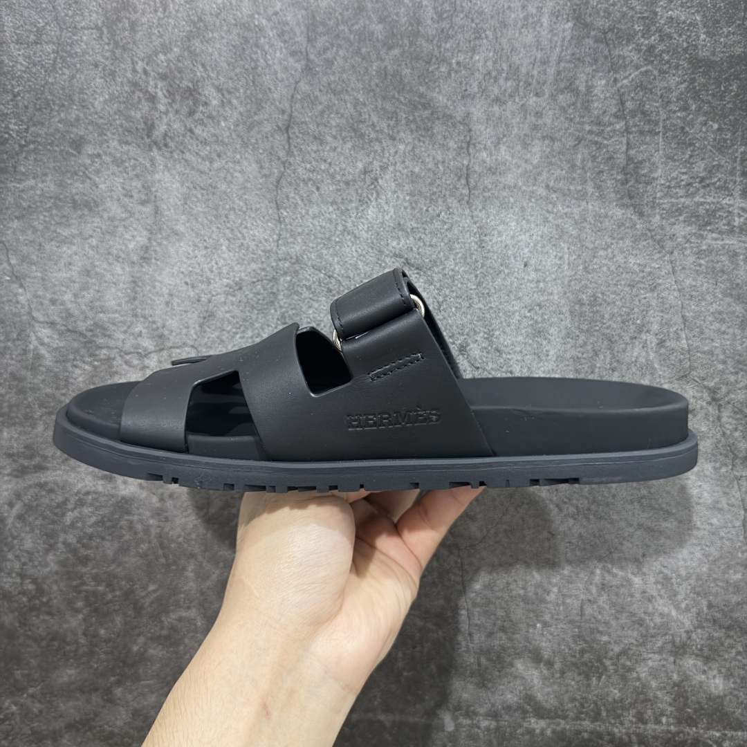 图片[2]-【HZ渠道版】HERMES 爱马仕 Chypre 平底一字拖鞋 经典系列2025 最新经典款拖鞋 经典皮面/呢绒/牛津面 今年绝比小爆款系列 高端零售可主推款。 原版一比一开发 专柜正品以发售 平台开始预售已上架，Zp 7000-10000+ 大家放心选购 品质超赞👍 全鞋全真牛皮 私模独立开发原大底 市场独家 压花工艺 几乎接近一致 全套专柜一致包装。 尺码：35 36 37 38 39 40 41 42 43 44 45 46 不偏码-选品中心