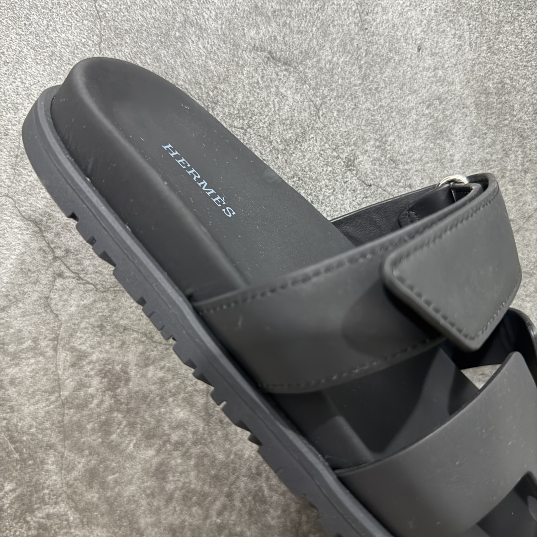 图片[7]-【HZ渠道版】HERMES 爱马仕 Chypre 平底一字拖鞋 经典系列2025 最新经典款拖鞋 经典皮面/呢绒/牛津面 今年绝比小爆款系列 高端零售可主推款。 原版一比一开发 专柜正品以发售 平台开始预售已上架，Zp 7000-10000+ 大家放心选购 品质超赞👍 全鞋全真牛皮 私模独立开发原大底 市场独家 压花工艺 几乎接近一致 全套专柜一致包装。 尺码：35 36 37 38 39 40 41 42 43 44 45 46 不偏码-选品中心