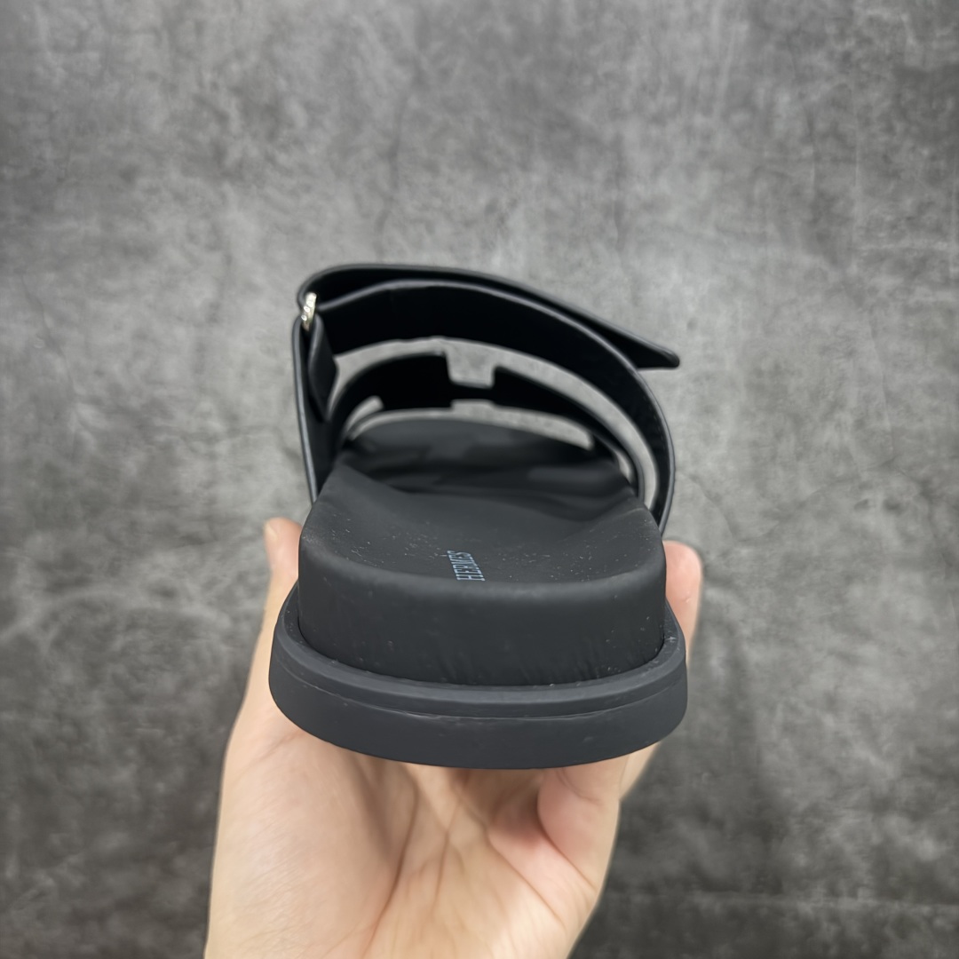 图片[4]-【HZ渠道版】HERMES 爱马仕 Chypre 平底一字拖鞋 经典系列2025 最新经典款拖鞋 经典皮面/呢绒/牛津面 今年绝比小爆款系列 高端零售可主推款。 原版一比一开发 专柜正品以发售 平台开始预售已上架，Zp 7000-10000+ 大家放心选购 品质超赞👍 全鞋全真牛皮 私模独立开发原大底 市场独家 压花工艺 几乎接近一致 全套专柜一致包装。 尺码：35 36 37 38 39 40 41 42 43 44 45 46 不偏码-选品中心