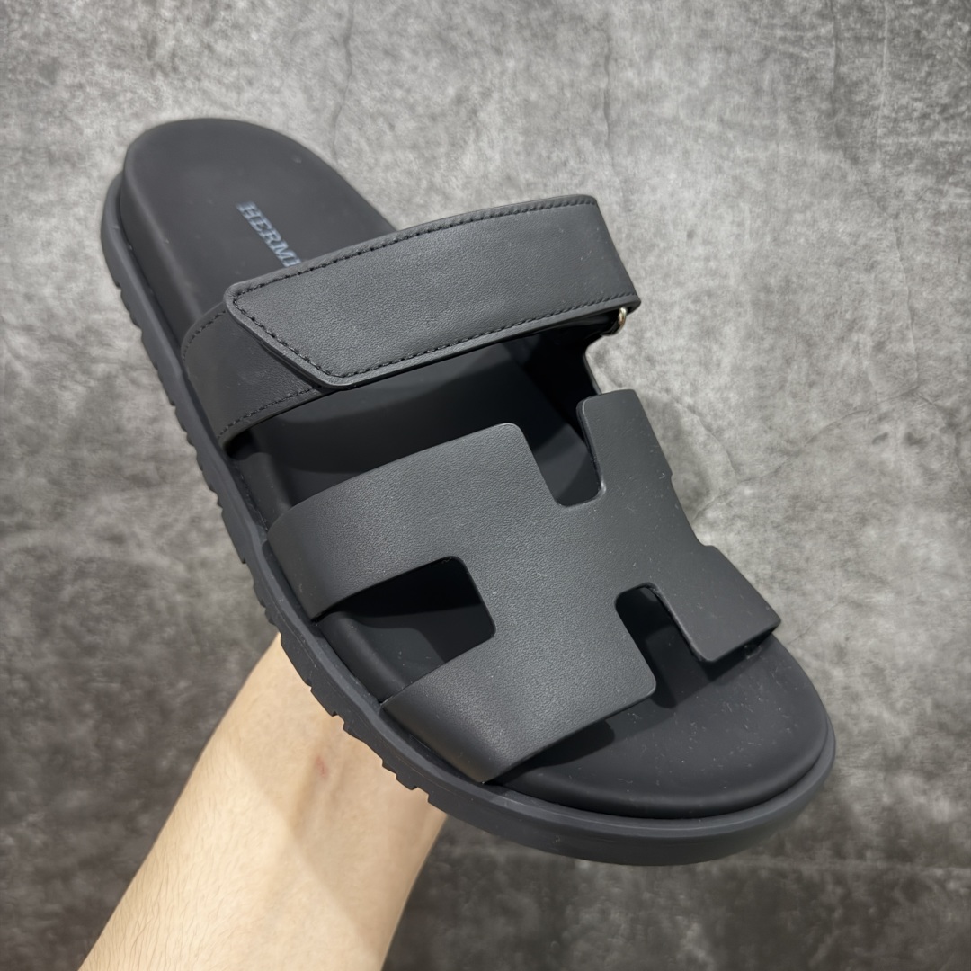 图片[3]-【HZ渠道版】HERMES 爱马仕 Chypre 平底一字拖鞋 经典系列2025 最新经典款拖鞋 经典皮面/呢绒/牛津面 今年绝比小爆款系列 高端零售可主推款。 原版一比一开发 专柜正品以发售 平台开始预售已上架，Zp 7000-10000+ 大家放心选购 品质超赞👍 全鞋全真牛皮 私模独立开发原大底 市场独家 压花工艺 几乎接近一致 全套专柜一致包装。 尺码：35 36 37 38 39 40 41 42 43 44 45 46 不偏码-选品中心