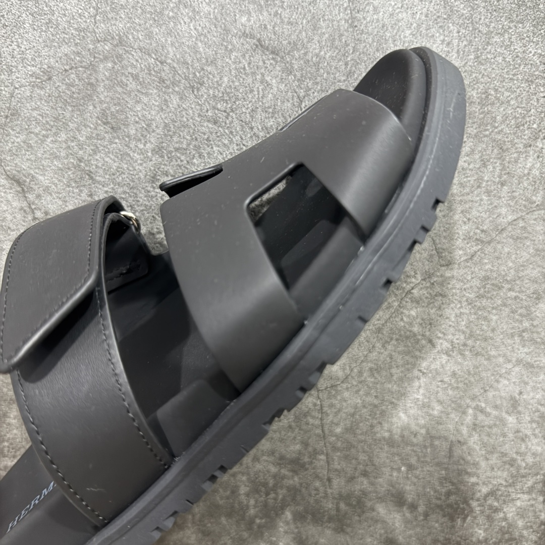 图片[6]-【HZ渠道版】HERMES 爱马仕 Chypre 平底一字拖鞋 经典系列2025 最新经典款拖鞋 经典皮面/呢绒/牛津面 今年绝比小爆款系列 高端零售可主推款。 原版一比一开发 专柜正品以发售 平台开始预售已上架，Zp 7000-10000+ 大家放心选购 品质超赞👍 全鞋全真牛皮 私模独立开发原大底 市场独家 压花工艺 几乎接近一致 全套专柜一致包装。 尺码：35 36 37 38 39 40 41 42 43 44 45 46 不偏码-选品中心