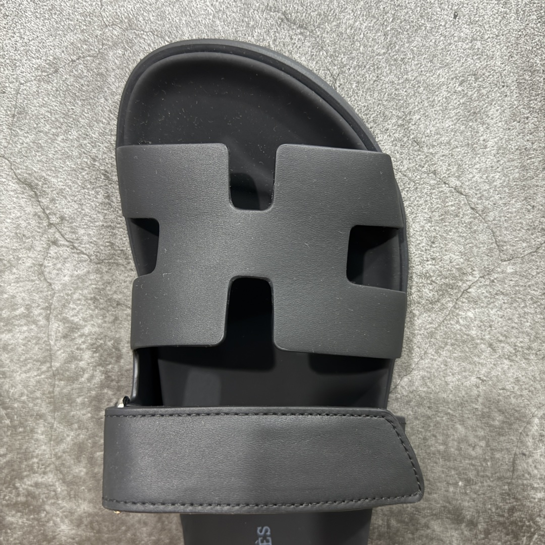 图片[5]-【HZ渠道版】HERMES 爱马仕 Chypre 平底一字拖鞋 经典系列2025 最新经典款拖鞋 经典皮面/呢绒/牛津面 今年绝比小爆款系列 高端零售可主推款。 原版一比一开发 专柜正品以发售 平台开始预售已上架，Zp 7000-10000+ 大家放心选购 品质超赞👍 全鞋全真牛皮 私模独立开发原大底 市场独家 压花工艺 几乎接近一致 全套专柜一致包装。 尺码：35 36 37 38 39 40 41 42 43 44 45 46 不偏码-选品中心