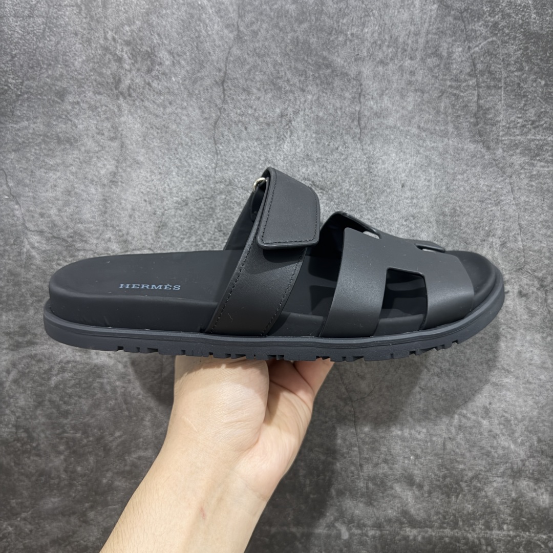 【HZ渠道版】HERMES 爱马仕 Chypre 平底一字拖鞋 经典系列2025 最新经典款拖鞋 经典皮面/呢绒/牛津面 今年绝比小爆款系列 高端零售可主推款。 原版一比一开发 专柜正品以发售 平台开始预售已上架,Zp 7000-10000+ 大家放心选购 品质超赞👍 全鞋全真牛皮 私模独立开发原大底 市场独家 压花工艺 几乎接近一致 全套专柜一致包装。 尺码:35 36 37 38 39 40 41 42 43 44 45 46 不偏码-选品中心