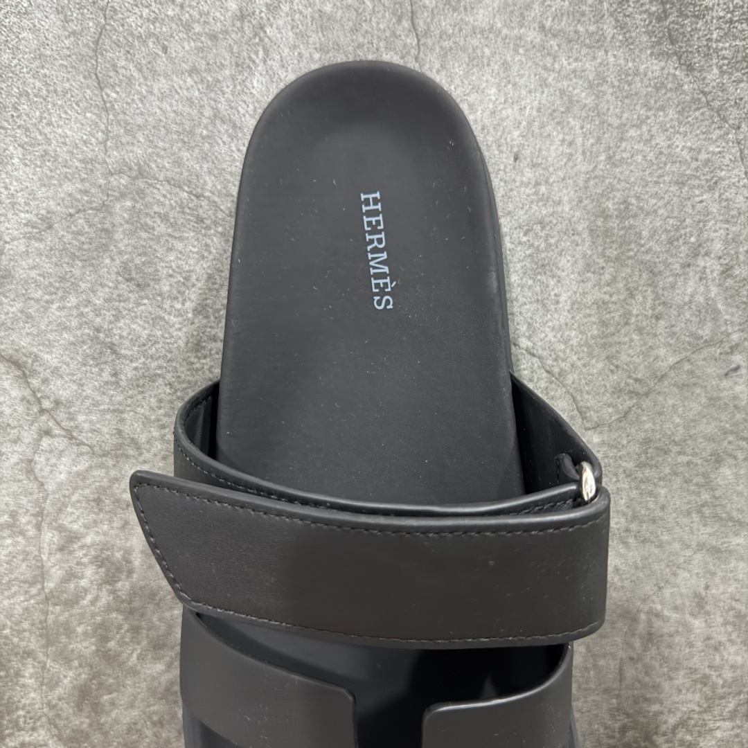 图片[8]-【HZ渠道版】HERMES 爱马仕 Chypre 平底一字拖鞋 经典系列2025 最新经典款拖鞋 经典皮面/呢绒/牛津面 今年绝比小爆款系列 高端零售可主推款。 原版一比一开发 专柜正品以发售 平台开始预售已上架，Zp 7000-10000+ 大家放心选购 品质超赞👍 全鞋全真牛皮 私模独立开发原大底 市场独家 压花工艺 几乎接近一致 全套专柜一致包装。 尺码：35 36 37 38 39 40 41 42 43 44 45 46 不偏码-选品中心
