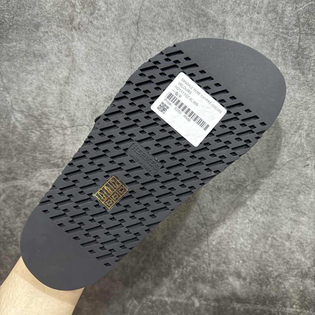 图片[9]-【HZ渠道版】HERMES 爱马仕 Chypre 平底一字拖鞋 经典系列2025 最新经典款拖鞋 经典皮面/呢绒/牛津面 今年绝比小爆款系列 高端零售可主推款。 原版一比一开发 专柜正品以发售 平台开始预售已上架，Zp 7000-10000+ 大家放心选购 品质超赞👍 全鞋全真牛皮 私模独立开发原大底 市场独家 压花工艺 几乎接近一致 全套专柜一致包装。 尺码：35 36 37 38 39 40 41 42 43 44 45 46 不偏码-选品中心